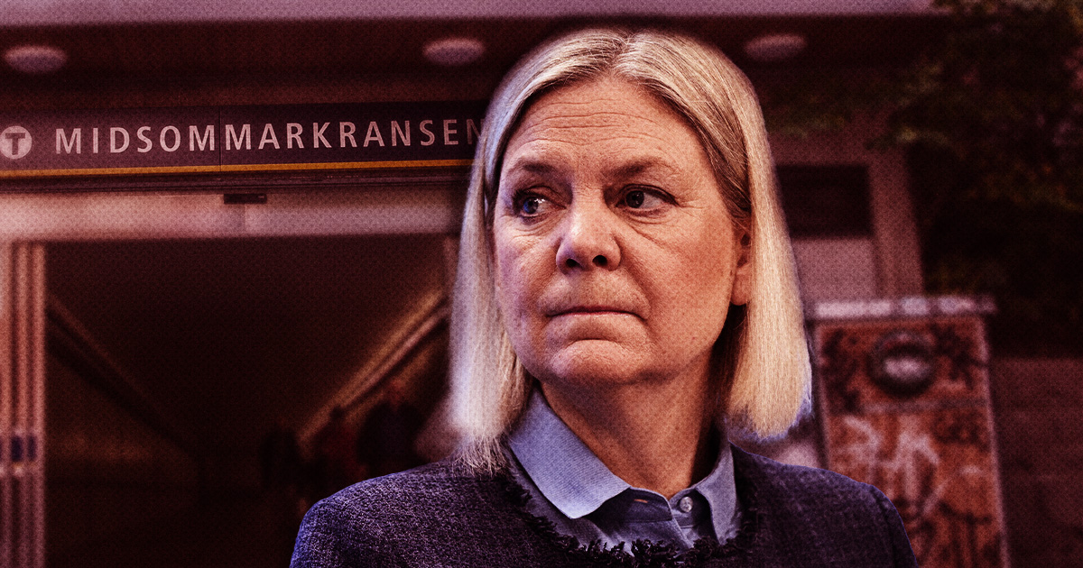 Magdalena Andersson med blont axellångt hår står framför en tunnelbaneskylt där det står "Midsommarkransen".