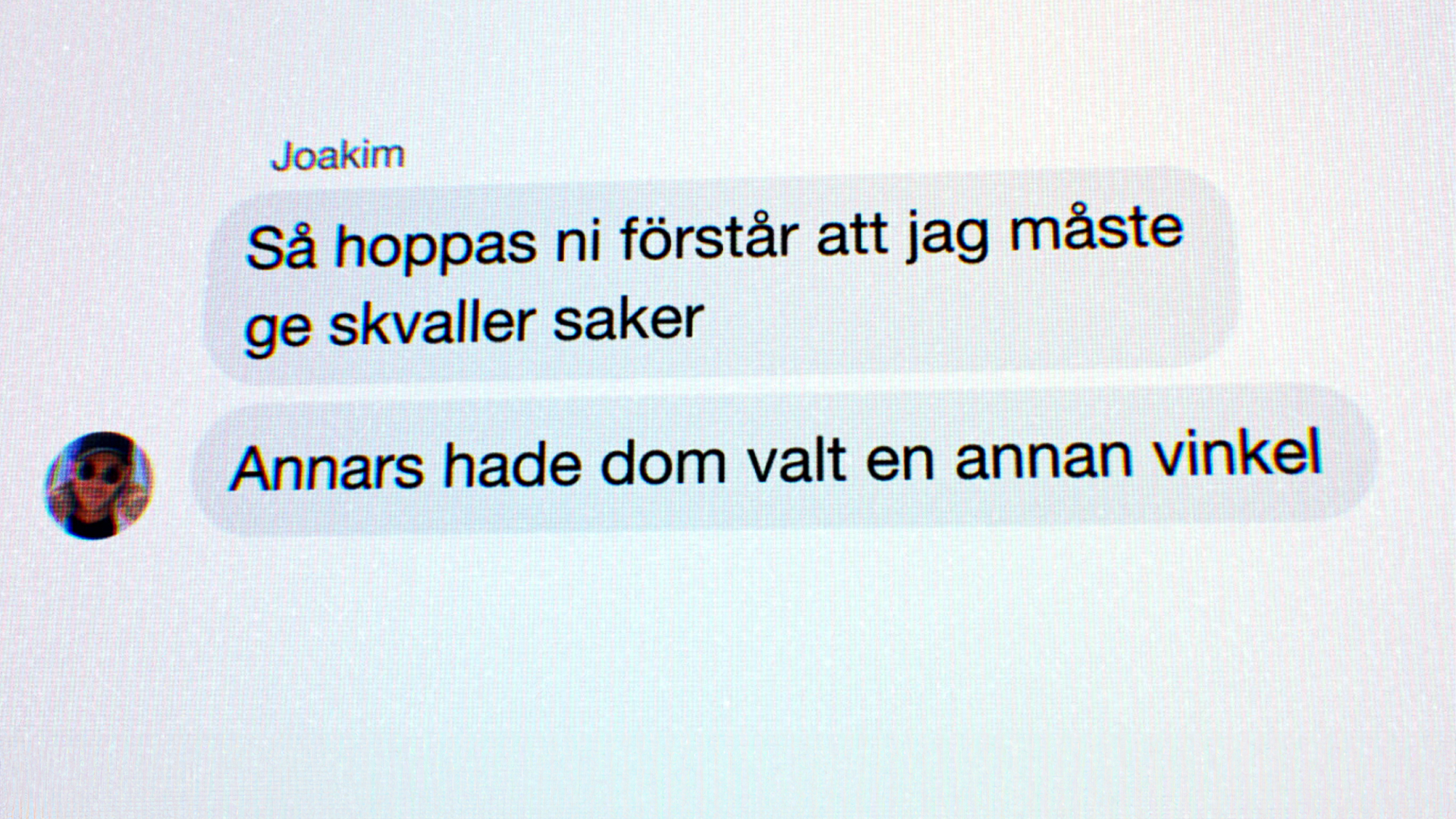 En skärmdump av en chatt där Joakim skriver: Så hoppas ni förstår att jag måste ge skvaller saker Annars hade dom valt en annan vinkel