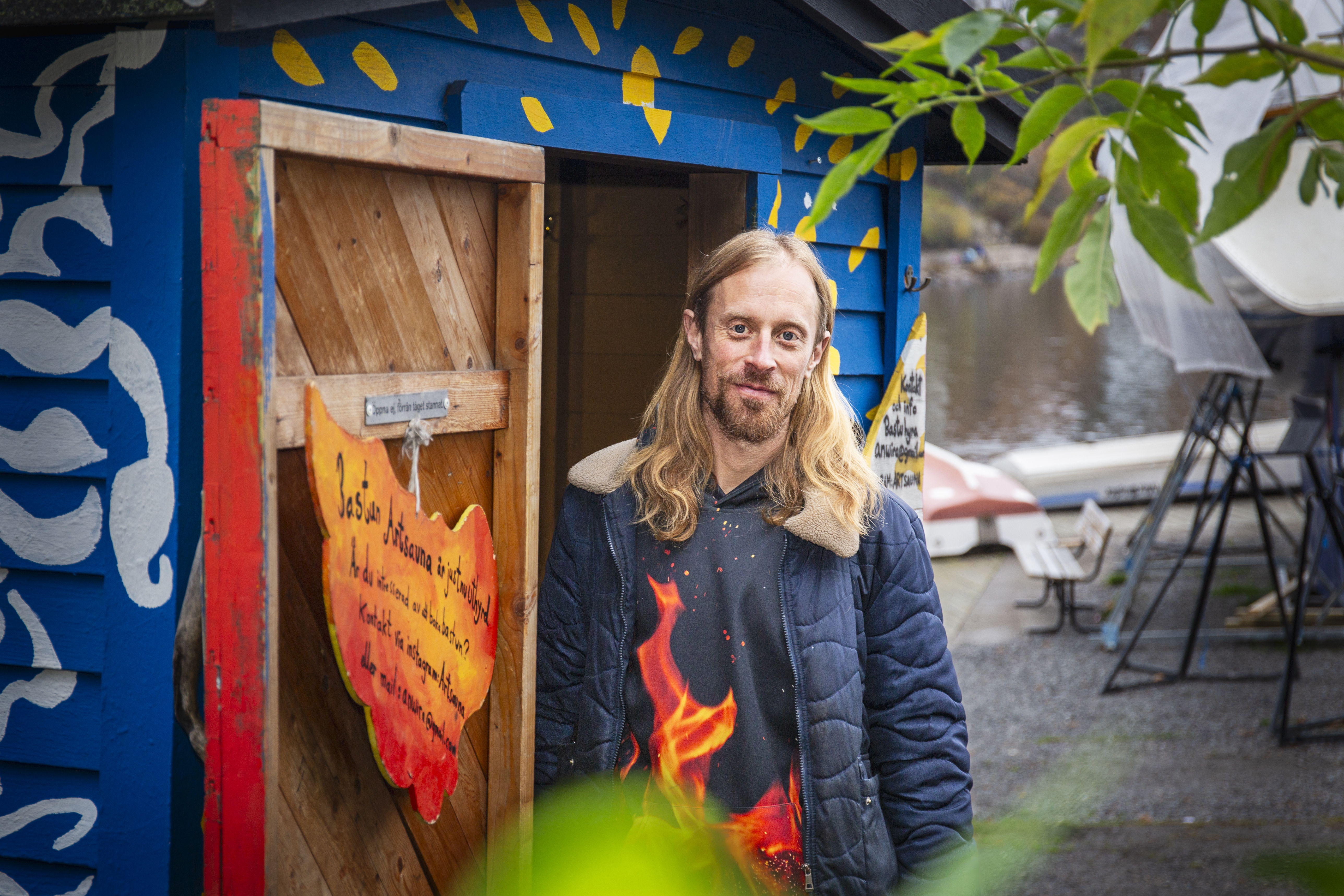 Anton Wiraeus framför sin konstbastu.