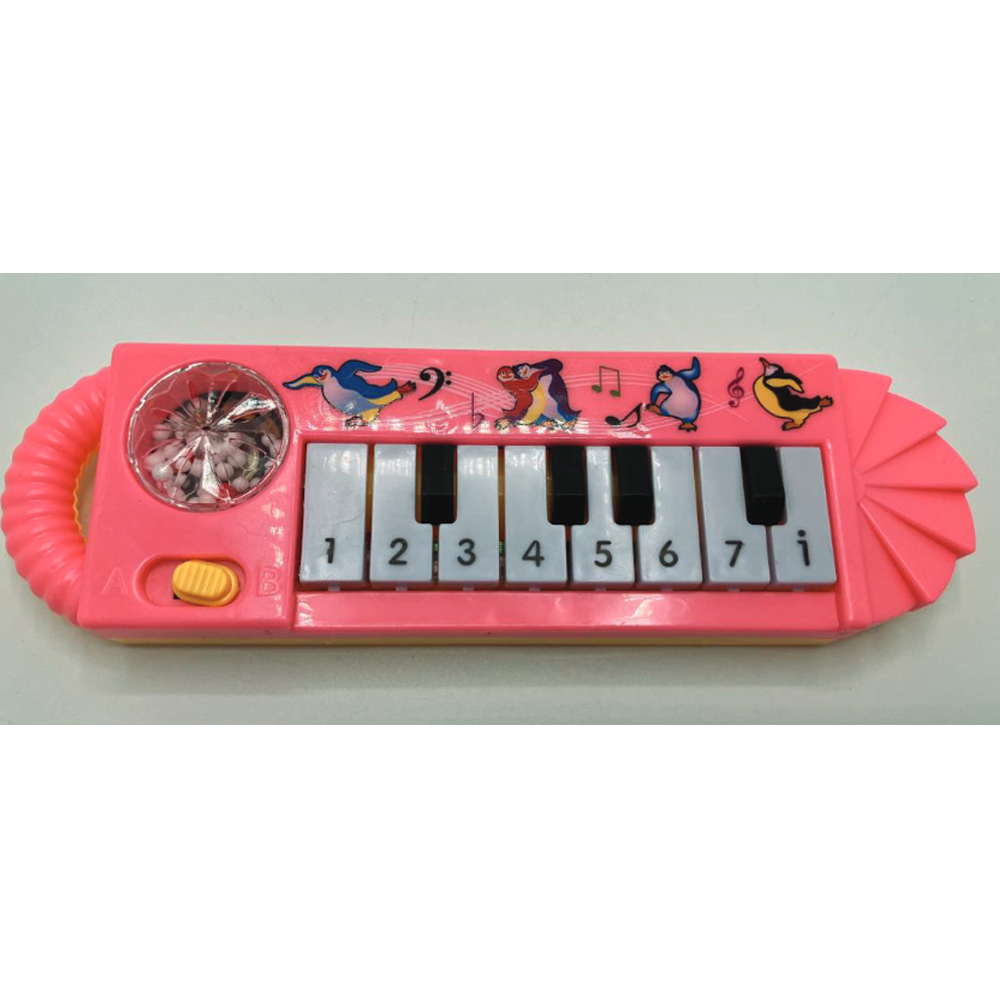 Ett rosa leksakspiano med svartvita tangenter numrerade 1 till 7, pingvinbilder, en gul knapp och ett genomskinligt snurrande ljus uppe till vänster.