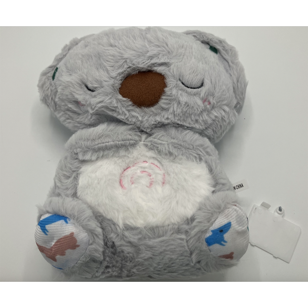 En grå plyschutter med slutna ögon, brunt nosparti, blå- och brunmönstrade fötter samt vit mage. En vit lapp sitter på sidan.