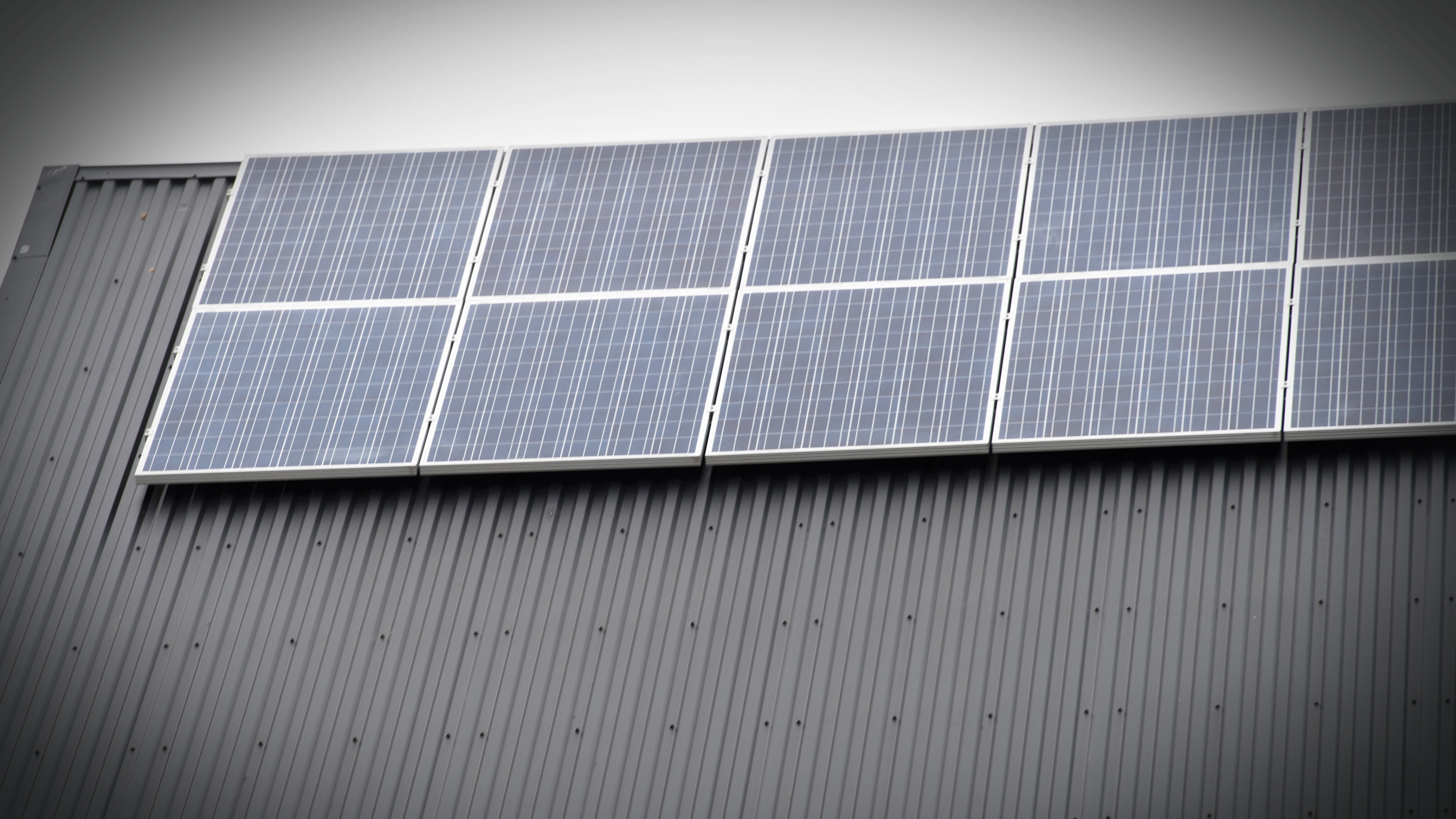 Åtta solpaneler installeras på byggnadens sluttande plåttak.