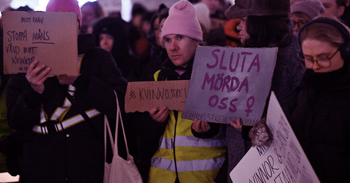 En grupp personer i vinterkläder håller kartongskyltar med budskap på svenska, bland annat "Stoppa dödandet", vid en demonstration.
