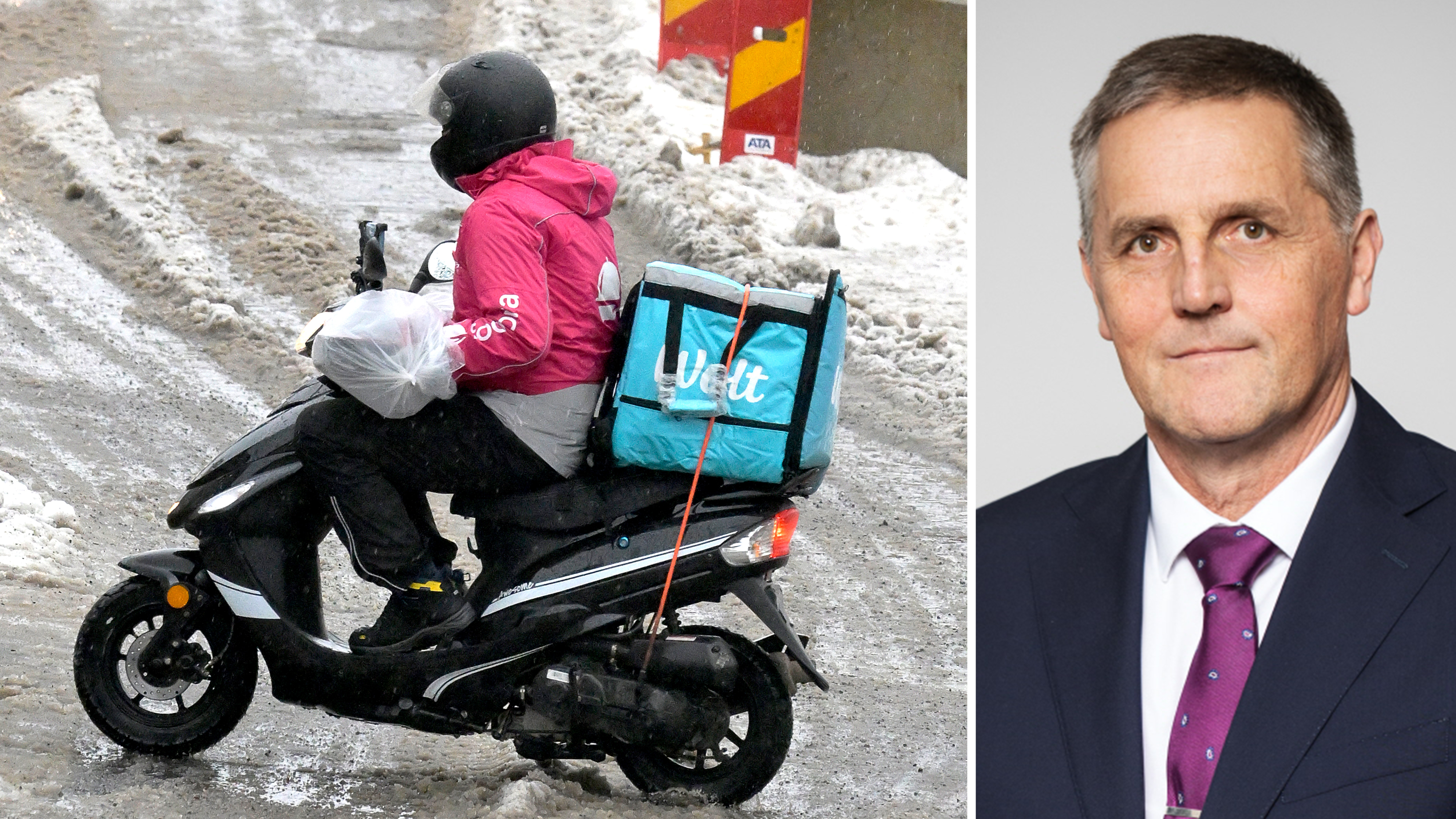 En matbudskurir kör en scooter på en snötäckt gata; bredvid finns ett porträtt av en man i kostym och slipsar.