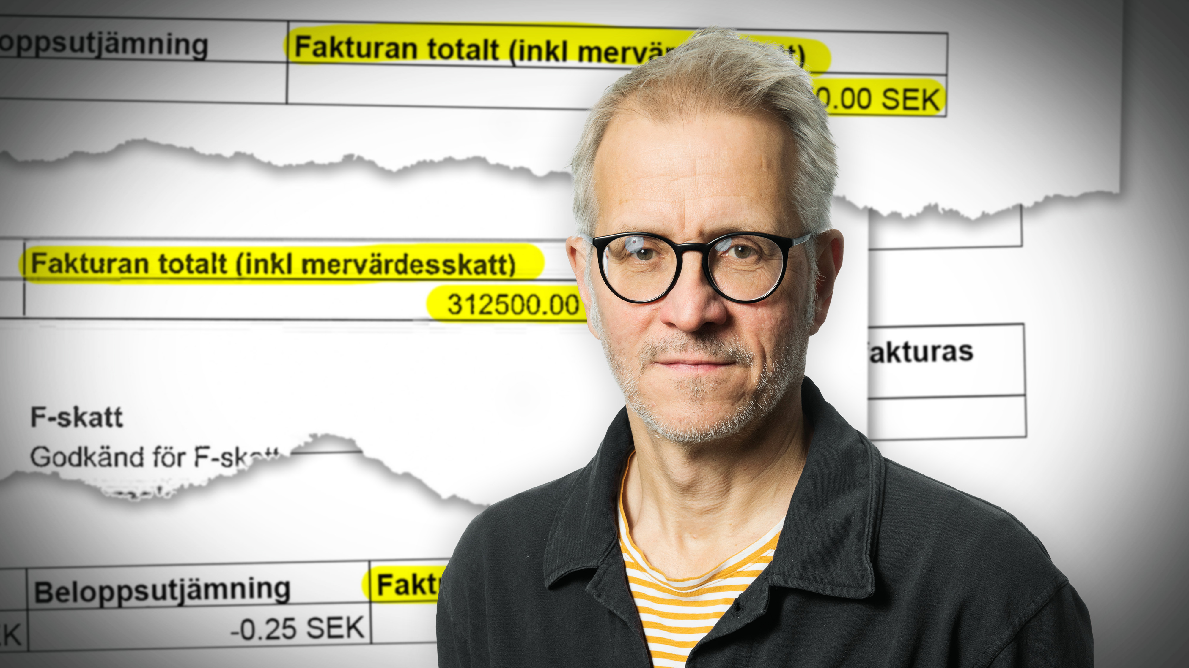 En man med glasögon och mörk jacka står framför en bakgrund med fakturauppgifter.