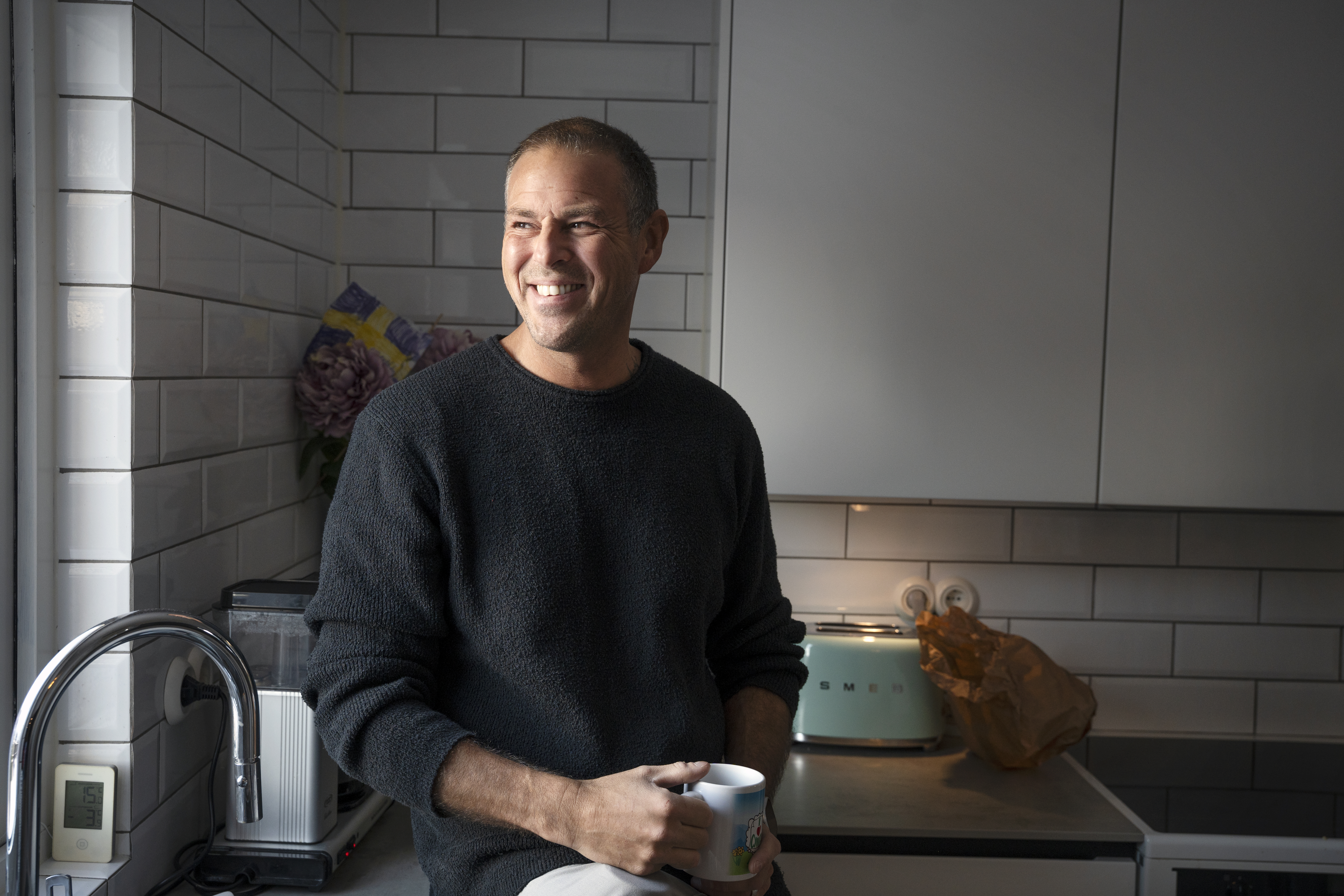 Mathias Rust i ett kök.