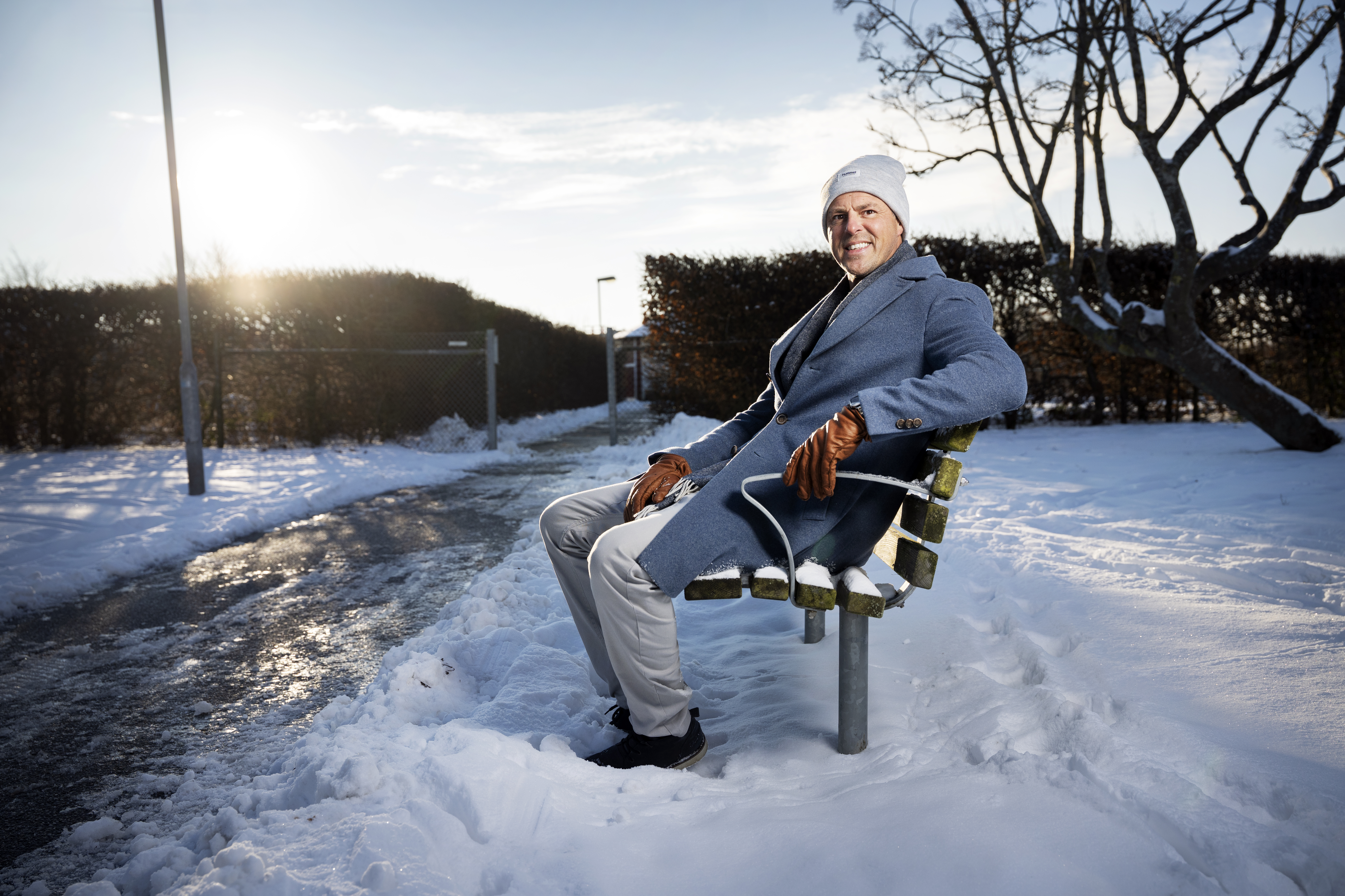 Mathias Rust på en bänk utomhus i vintrigt omgivning.