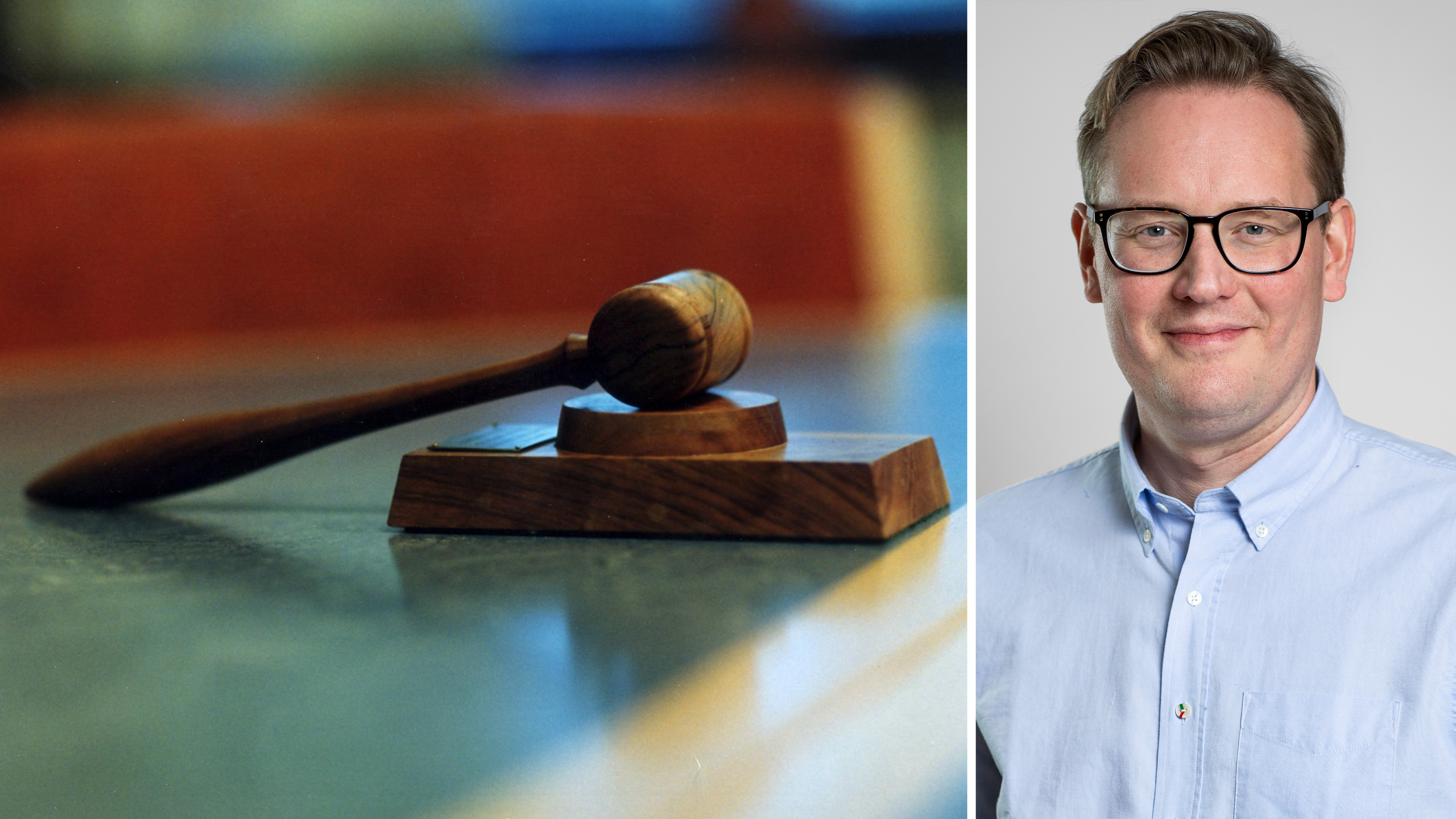 En domarklubba på ett bord visas till vänster; till höger är en man med glasögon och ljusblå skjorta framför en enkel bakgrund.
