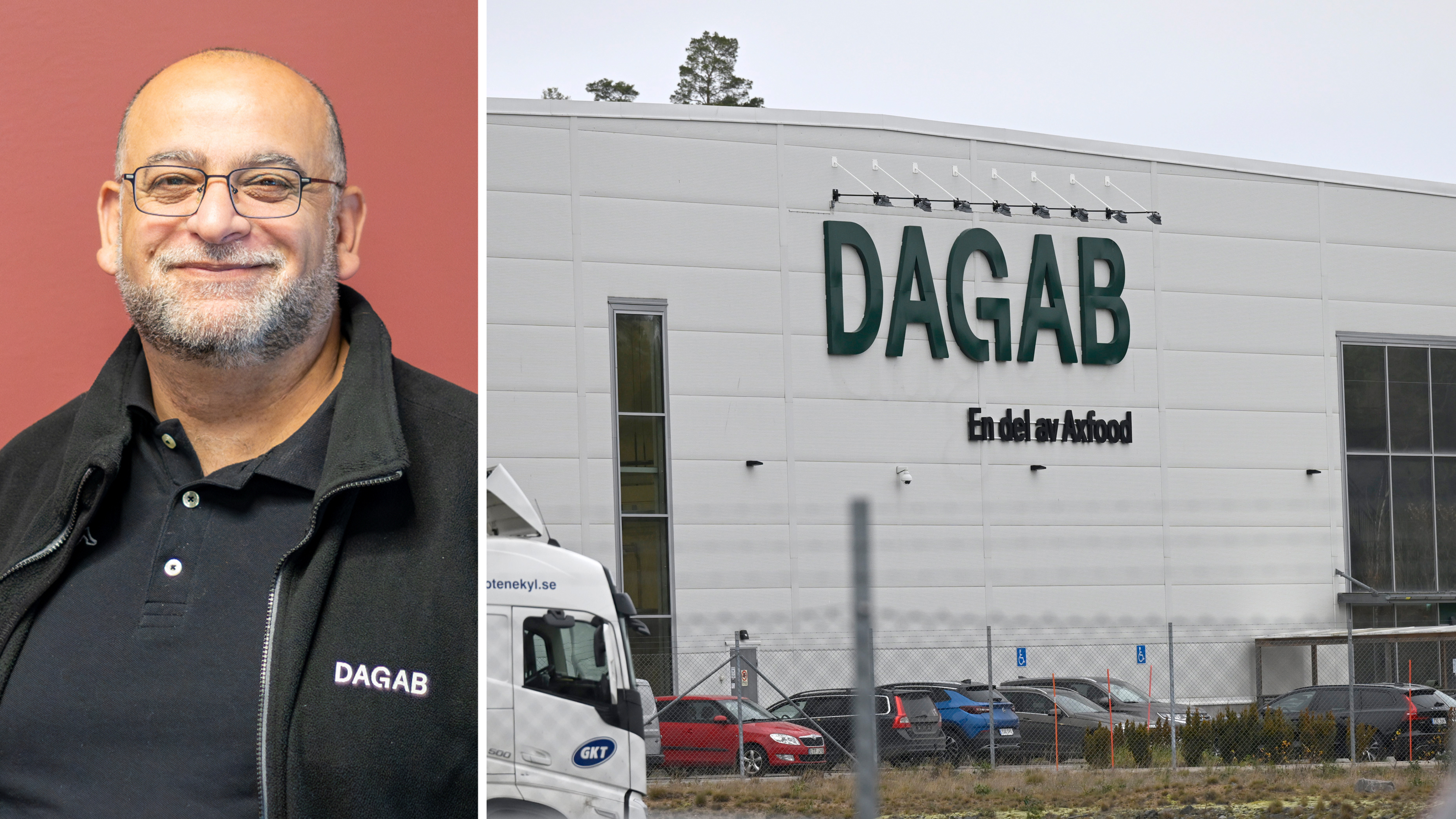 En man med glasögon och svart DAGAB-jacka står intill en vit DAGAB-byggnad med flera parkerade fordon utanför.
