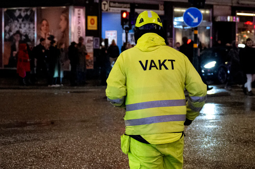 Full rörmokare försökte köra på trafikvakt – Arbetet