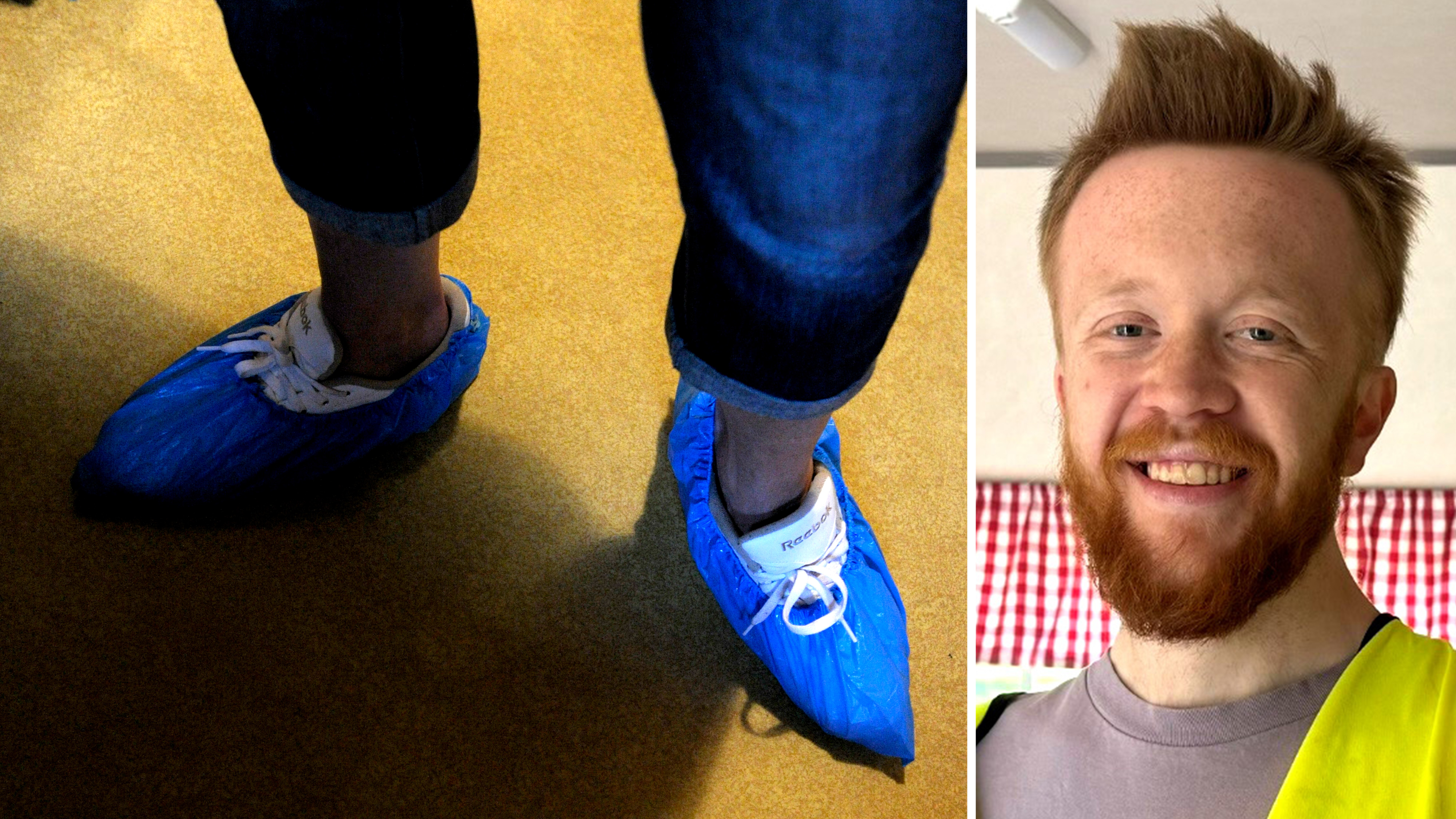 En person med blå skoskydd över vita sneakers står på ett gult golv; bredvid syns en man med skägg inomhus.