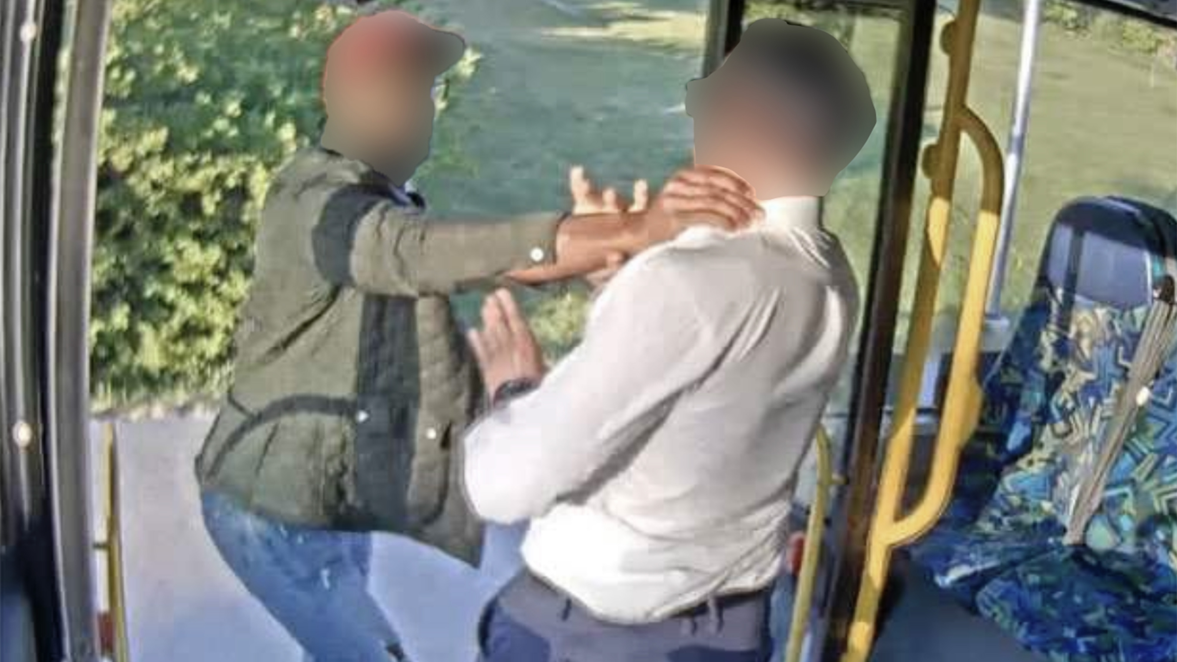 Övervakningsbild som visar hur mannen tar stryptag på busschauffören.