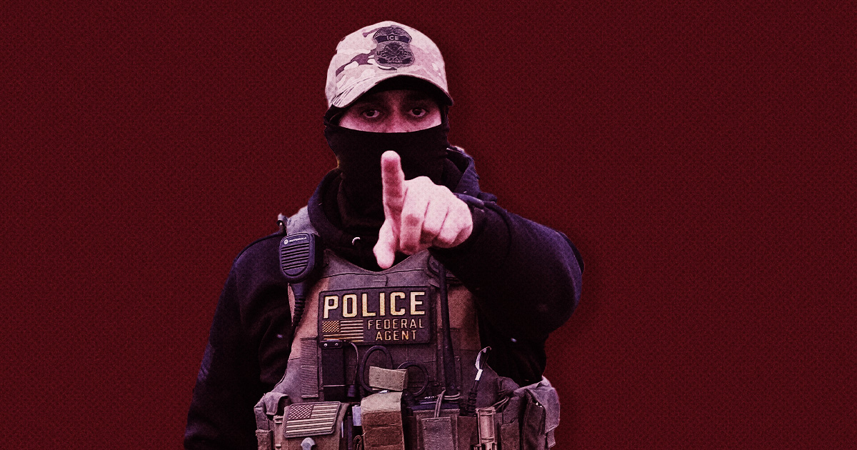 En maskerad federal agent i taktisk utrustning och en väst med texten "POLICE Federal Agent" pekar framåt mot enfärgad vinröd bakgrund.