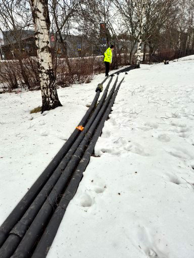 Elkablar vid laddstolparna i Arlandastad.