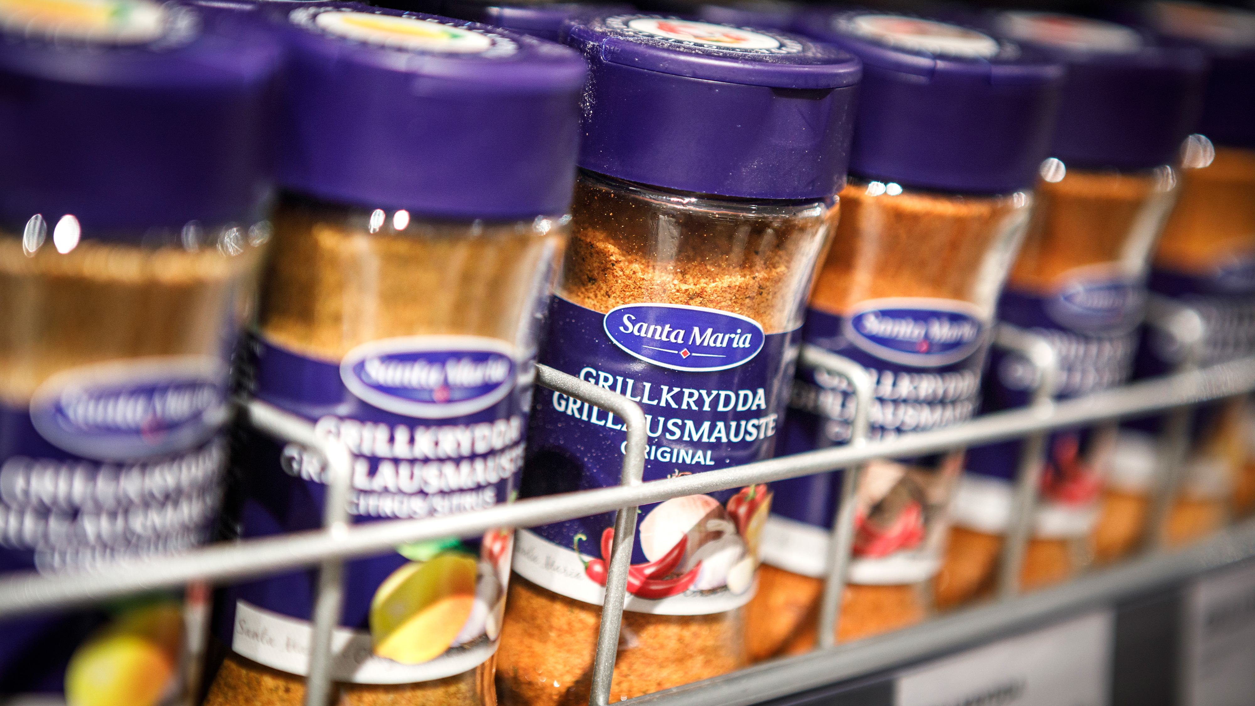 Hyllorna inne i butiken kantas av Santa Maria Grill-kryddflaskor med blått lock.
