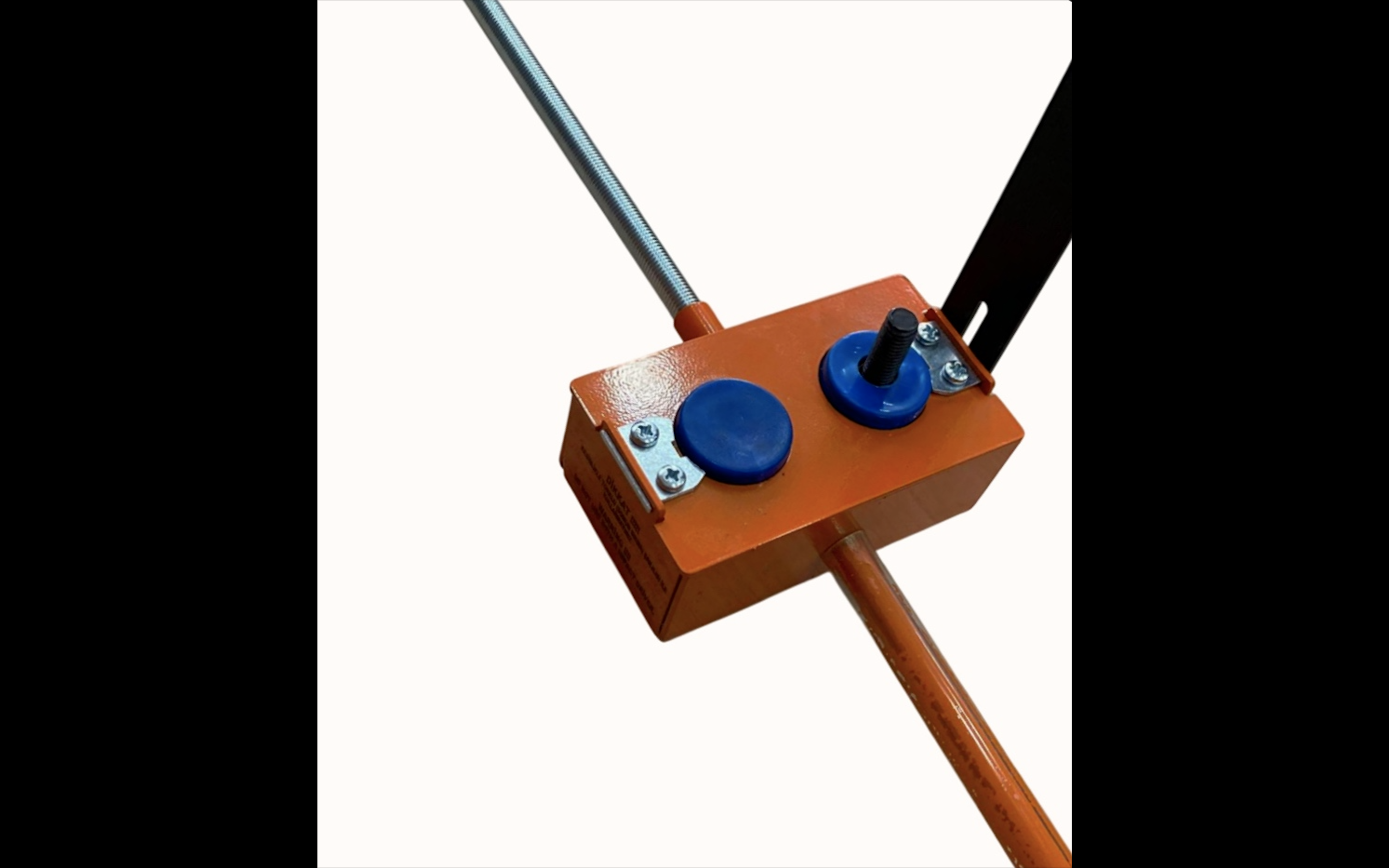 En rektangulär orange enhet med två blå cirkulära delar, placerad på korsande metallstavar mot vit bakgrund.