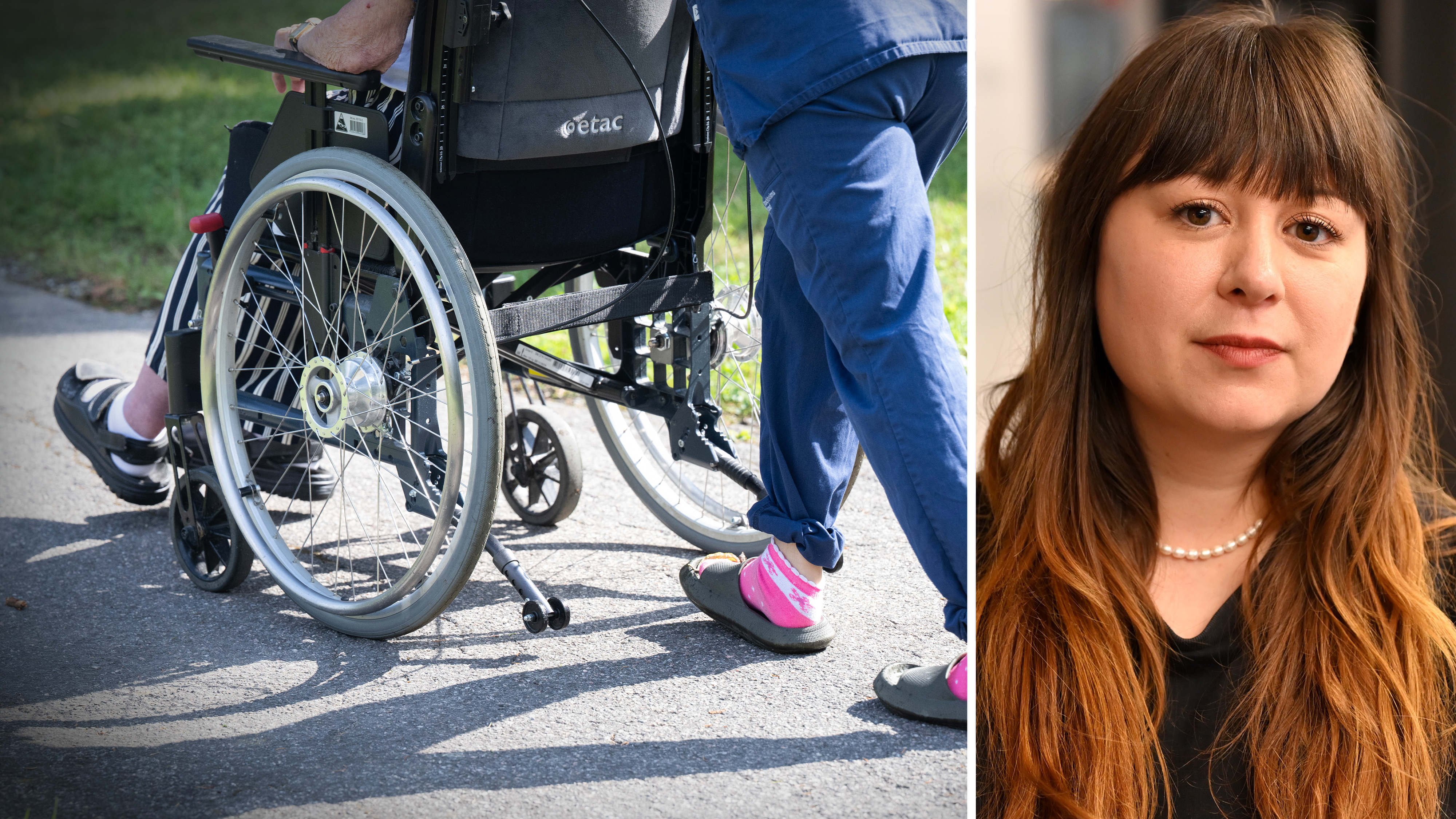 En person i rullstol får hjälp utomhus, bredvid ett porträtt av en kvinna med långt brunt hår, svart topp och pärlhalsband.