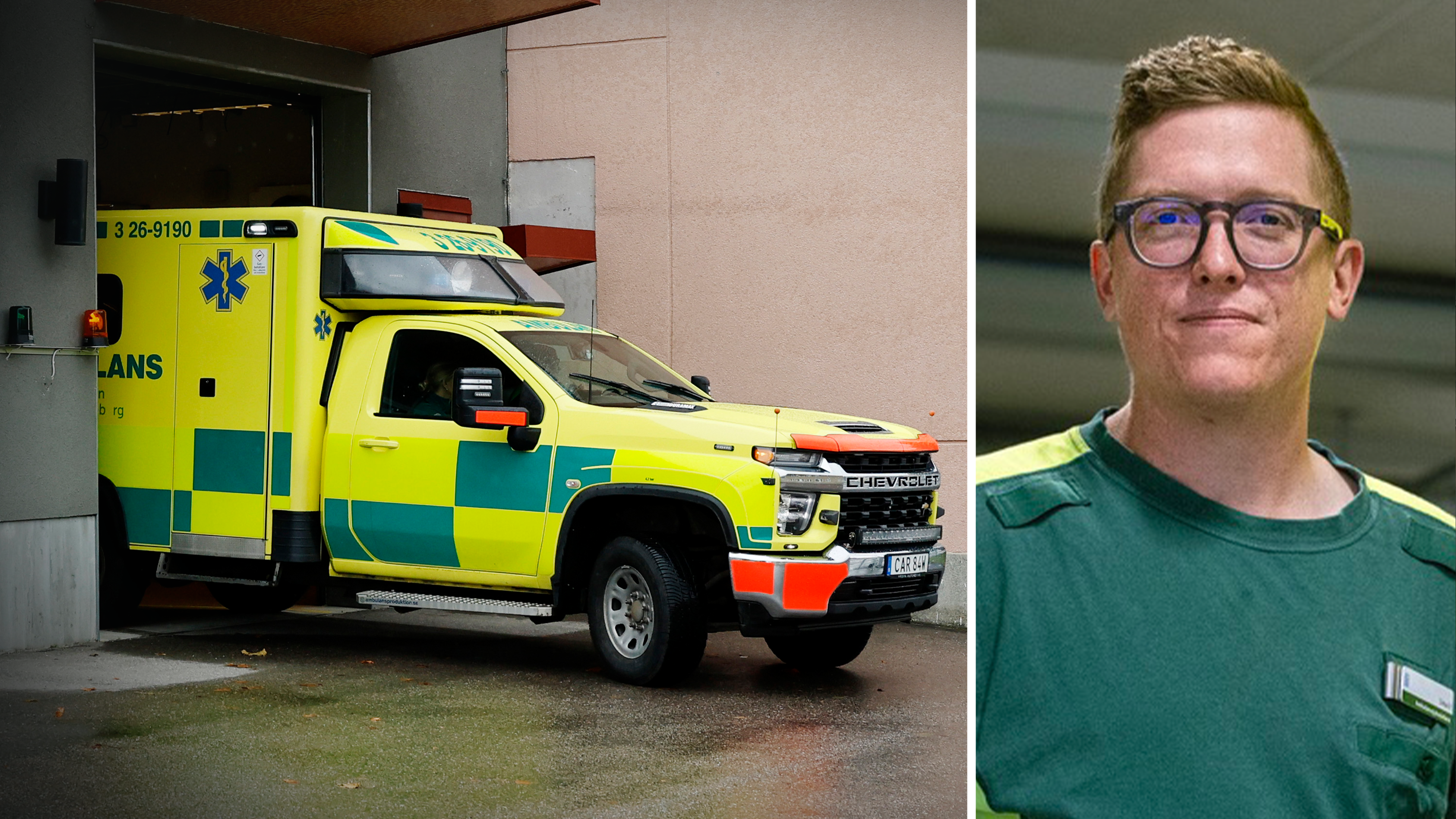 En gul och grön ambulans står parkerad utanför en byggnad; till höger syns en man i grön uniform inomhus.
