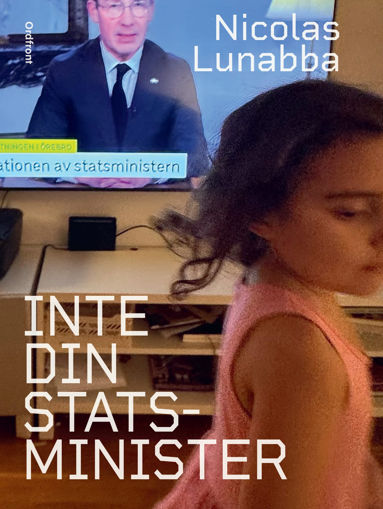 En flicka i klänning står framför en TV med ett nyhetsprogram där en man i kostym syns. Omslaget visar boktitel och författare: "Inte din statsminister" av Nicolas Lunabba.