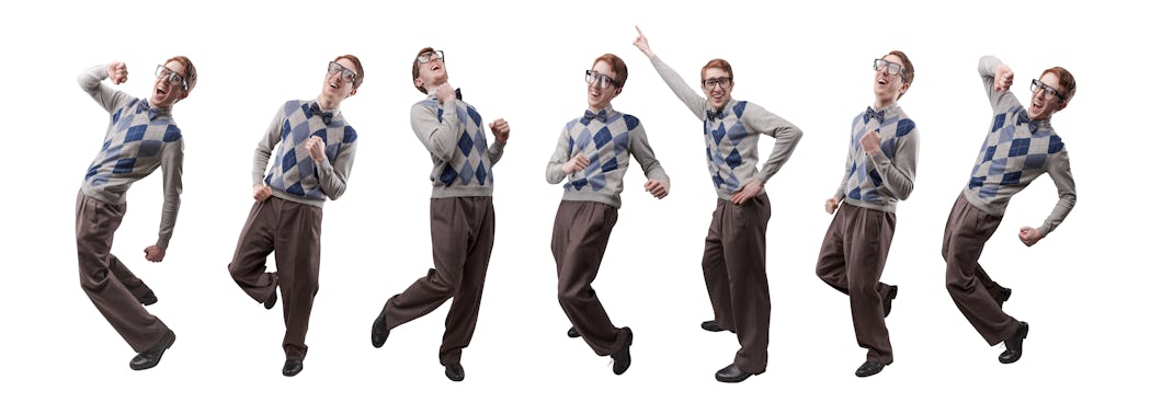 En man med glasögon, en diamantmönstrad skjorta och bruna byxor poserar i sju olika danser eller rörelser mot en vit bakgrund.