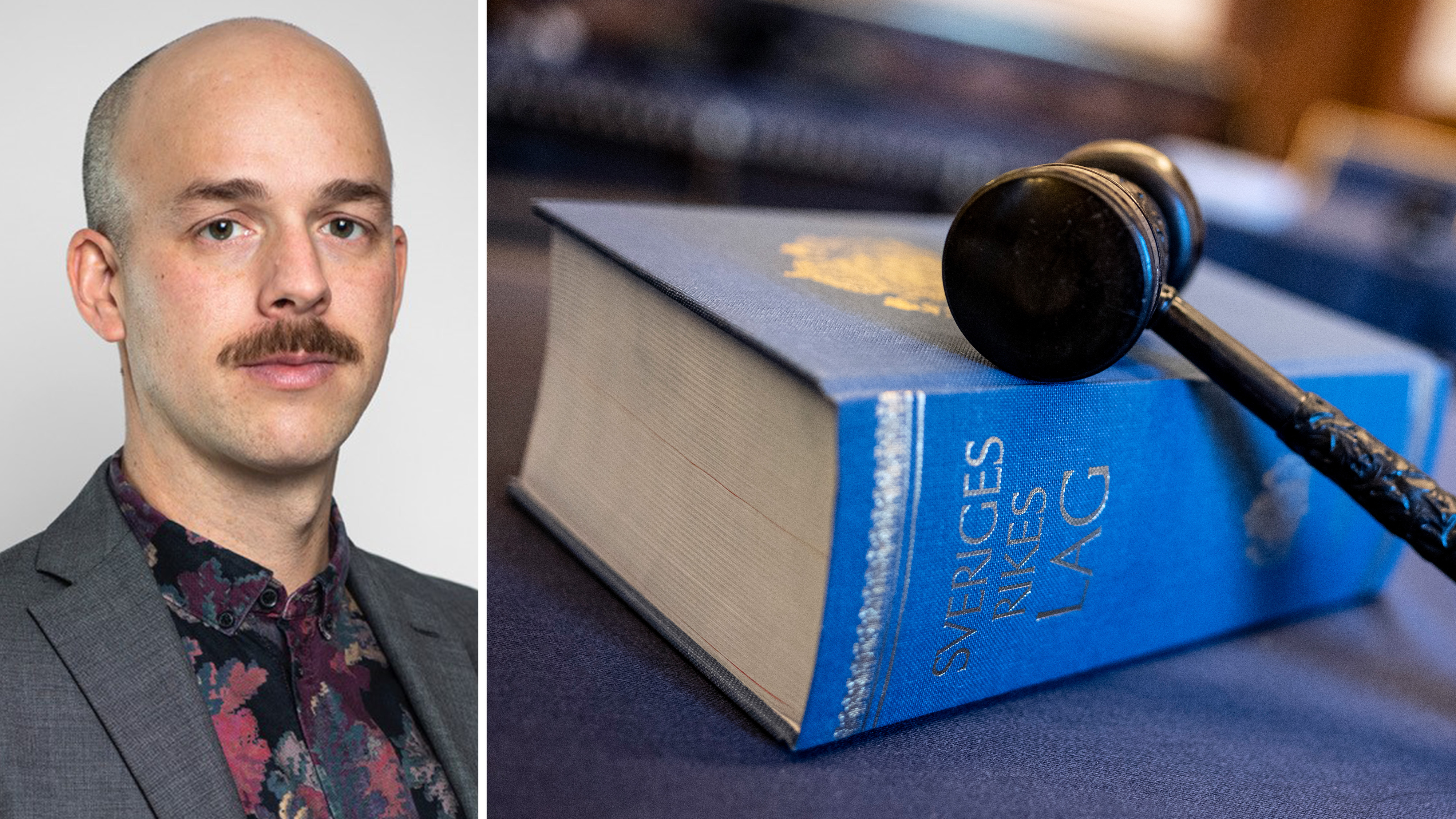 En man i kostym står bredvid en bild på en svensk lagbok och en domarklubba som ligger på ett bord.