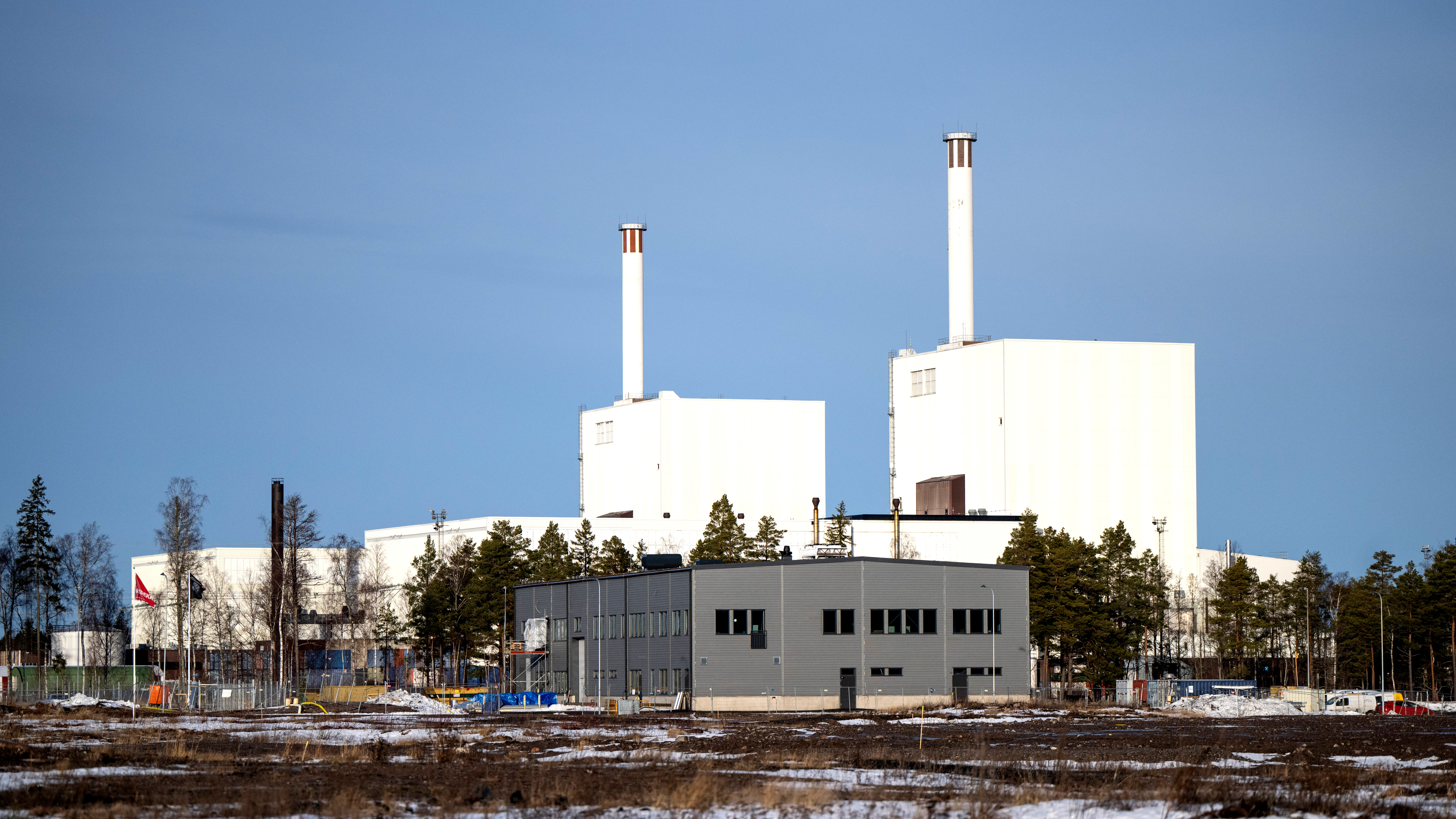 En vit byggnad med skorstenar.