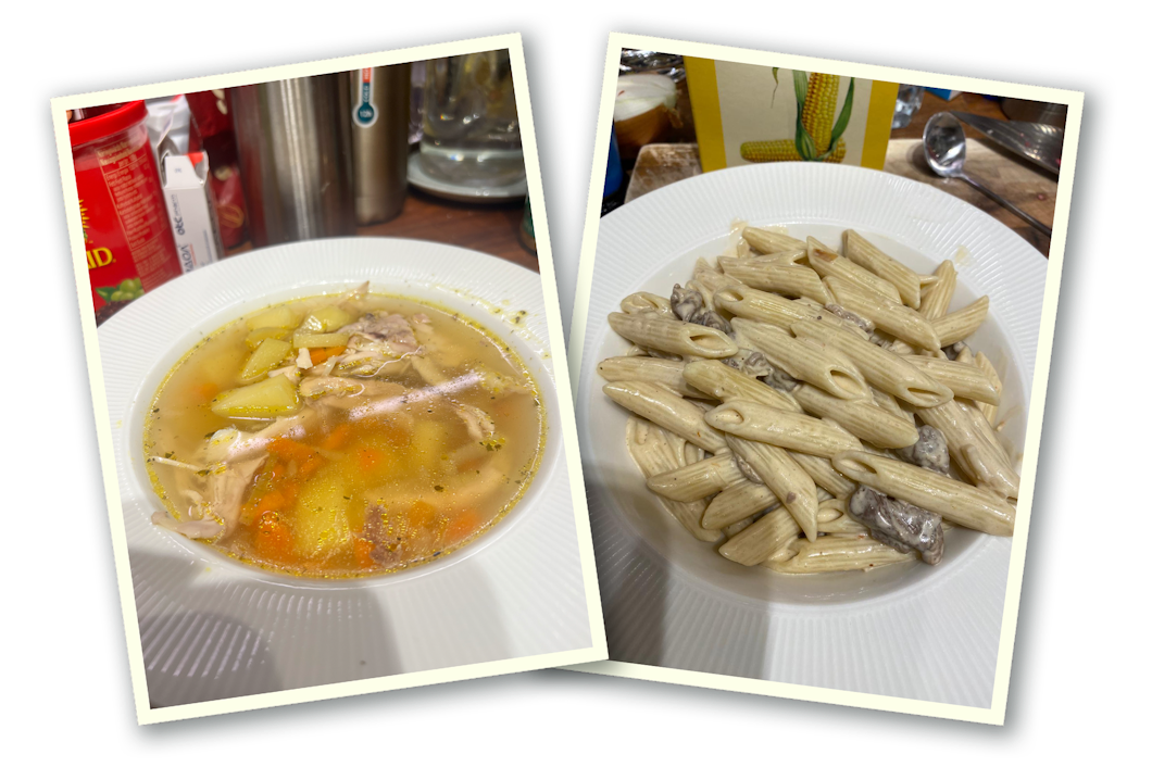 Det finns två vita skålar, en med kycklingsoppa med grönsaker och potatis och den andra med nötköttspasta. Båda står på bordet.