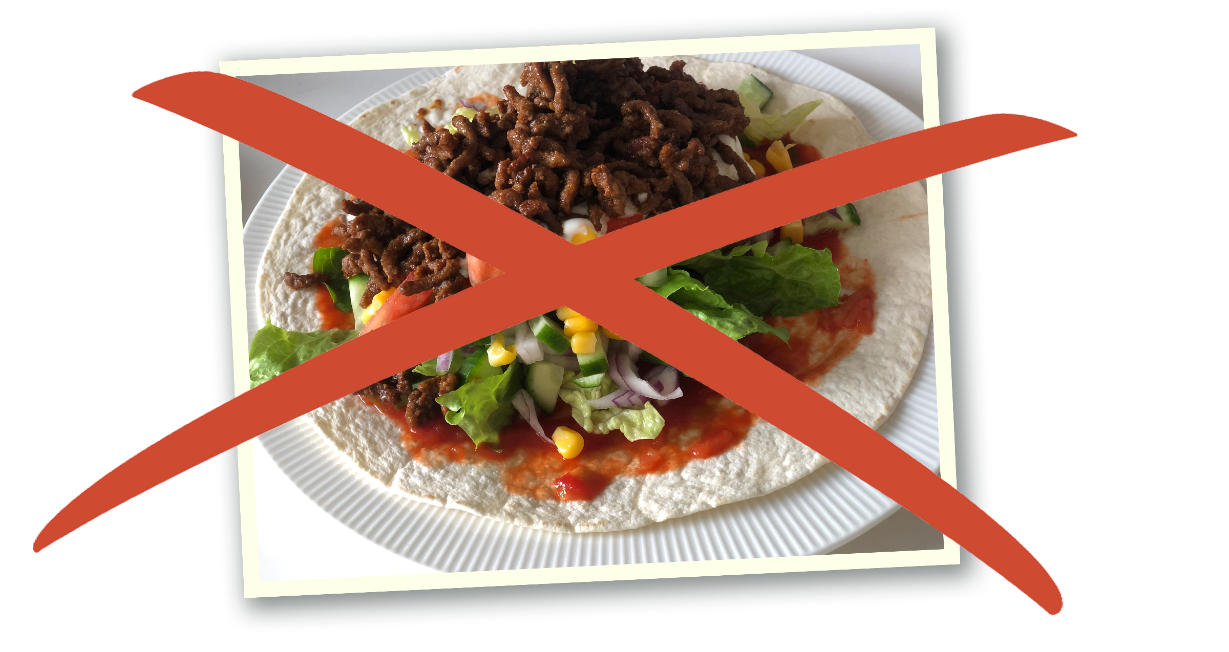 En tortillawrap med köttfärs, sallad, tomat, majs och lök på en tallrik med ett rött kors på.