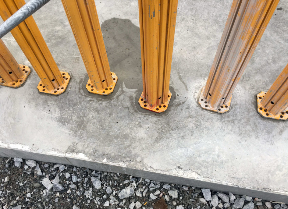 Grupp av gula metallstänger.