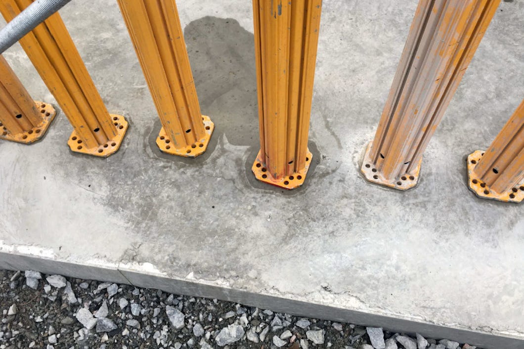 Grupp av gula metallstänger.