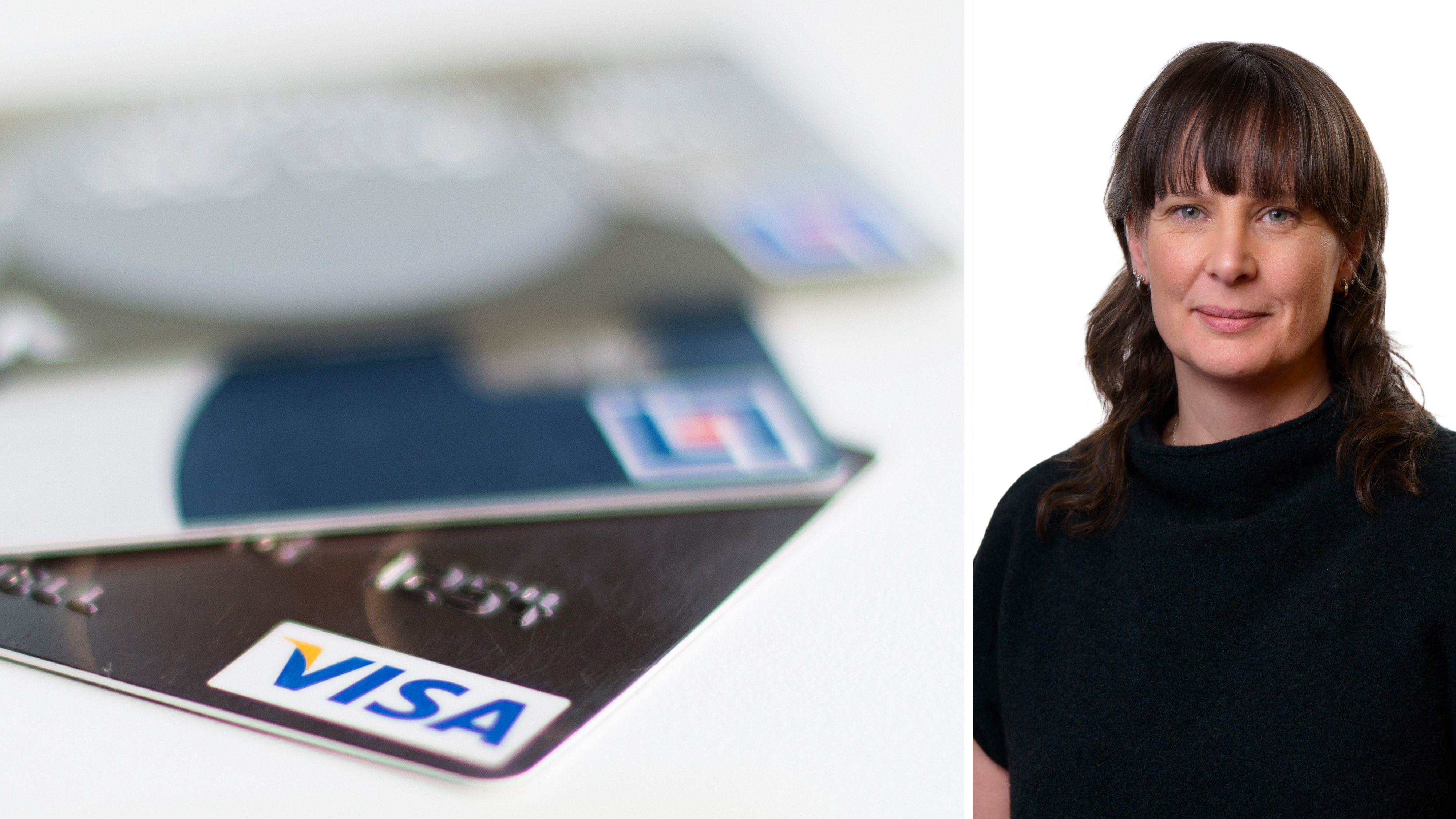 Två kreditkort, ett är Visa, ligger staplade till vänster; till höger en kvinna med brunt hår och svart topp mot vit bakgrund.