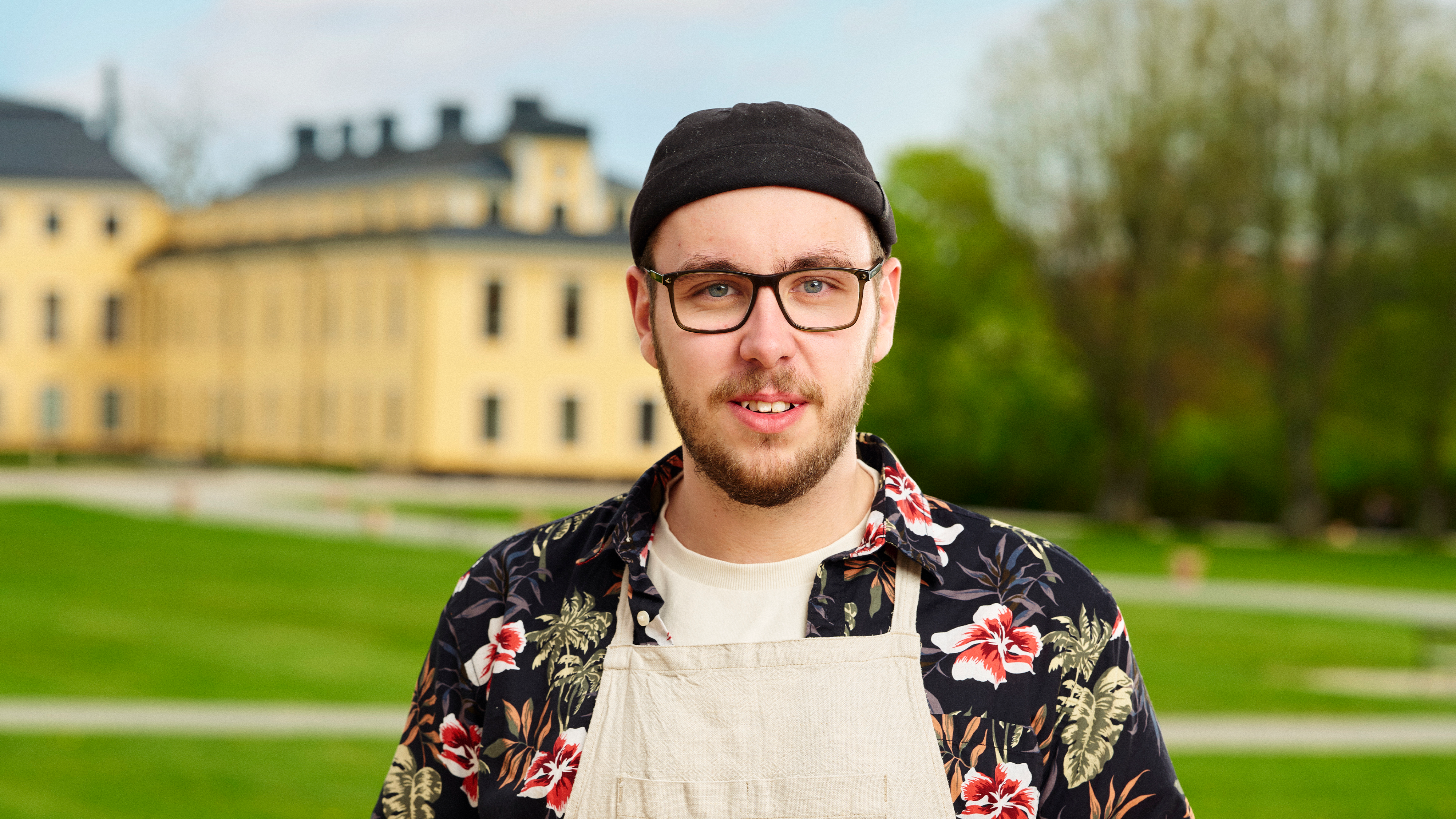 Markus Henriksson i förkläde utomhus.