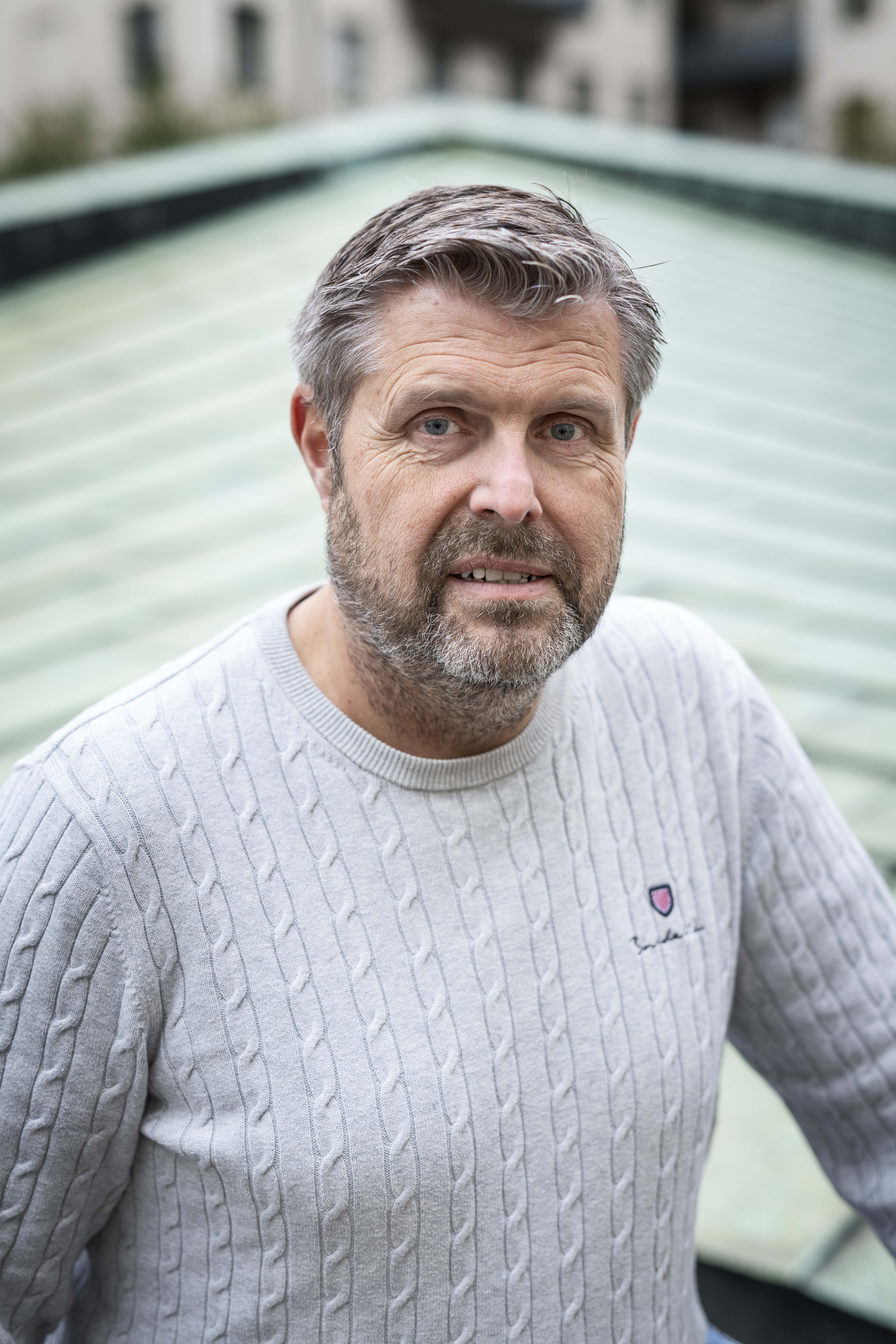 Man i skägg i tröja.