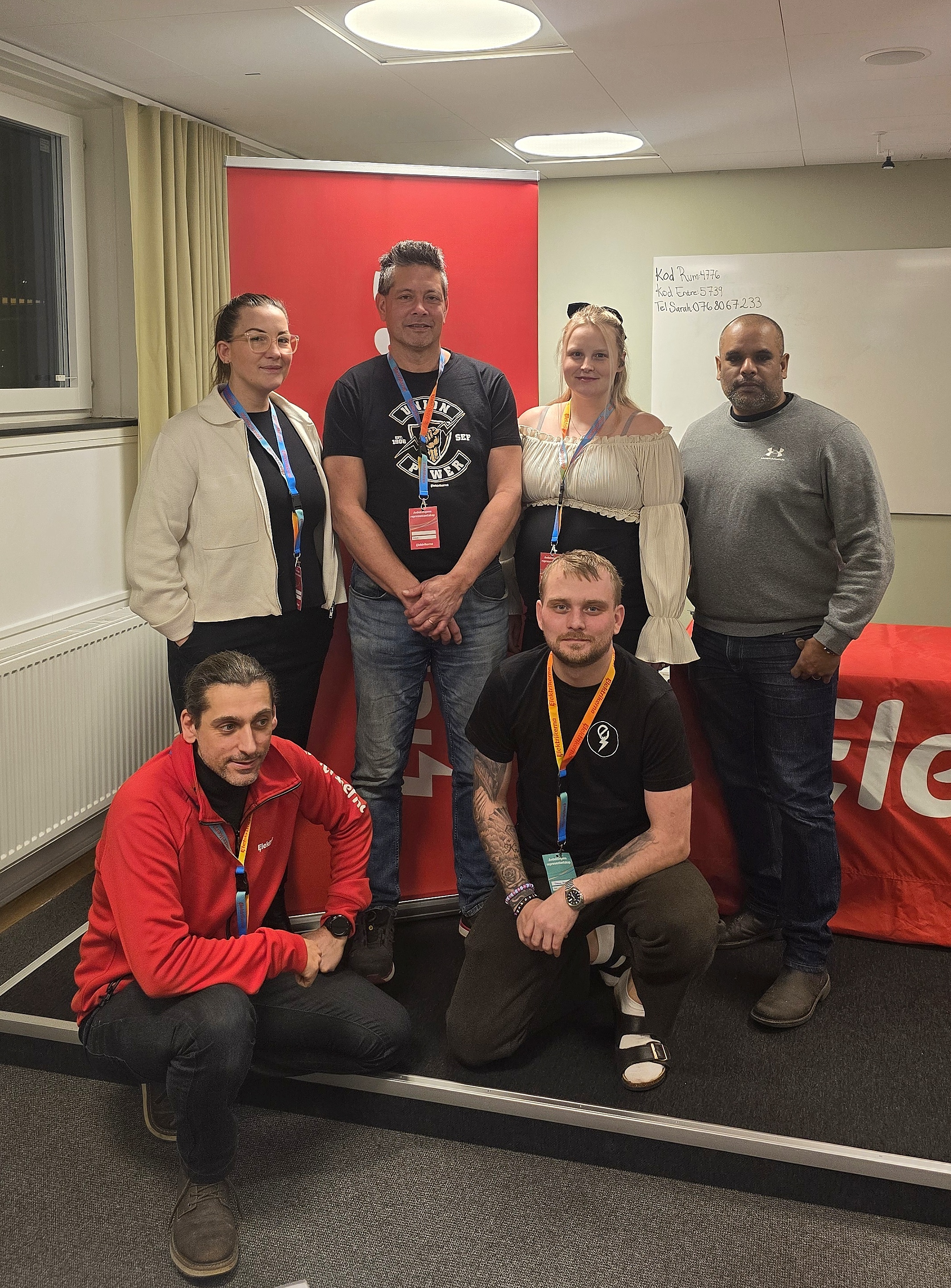 Flera personer står i ett rum.