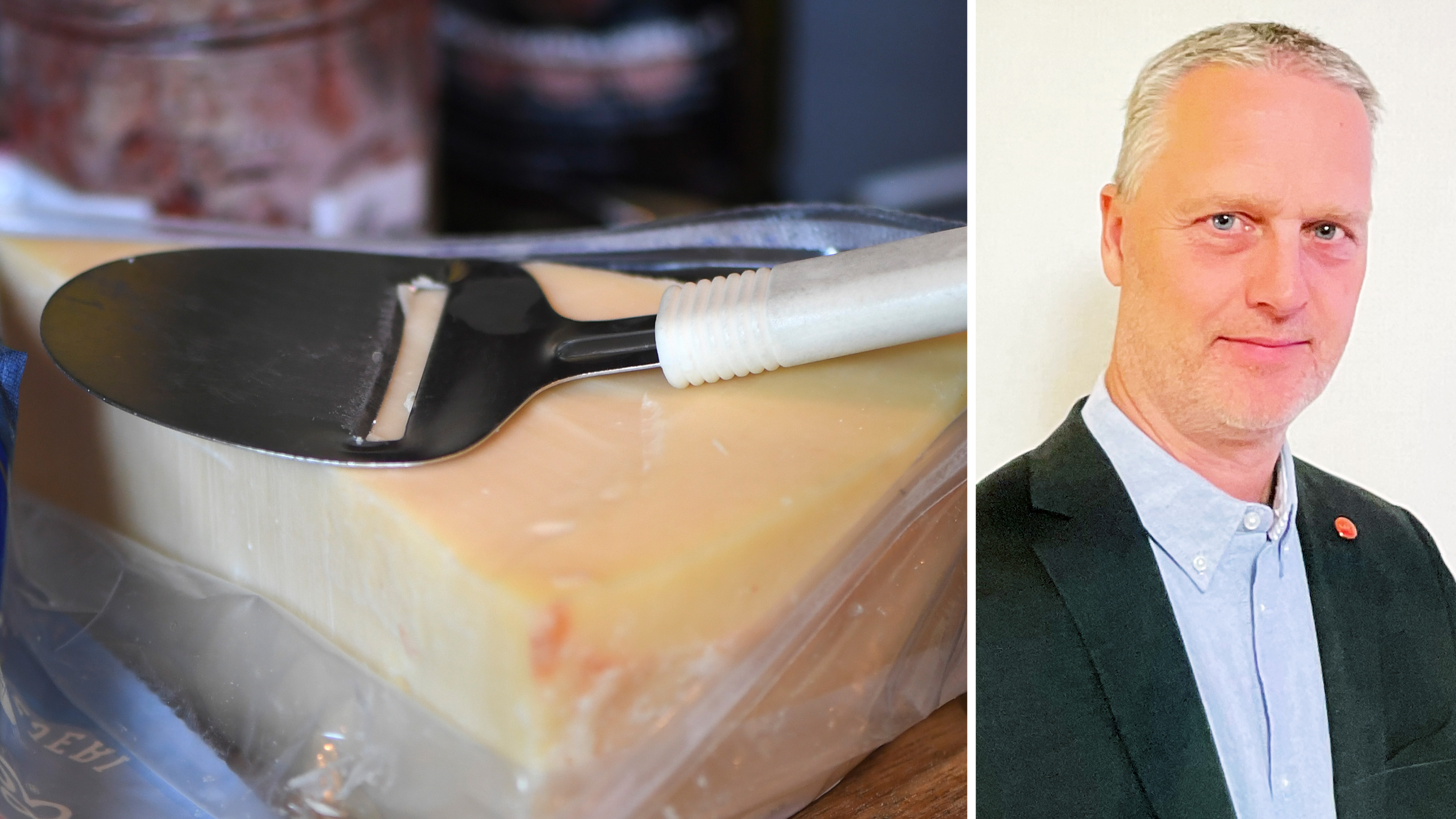 Till vänster syns en ost med en osthyvel ovanpå; till höger står en man i kavaj och skjorta vänd mot kameran.