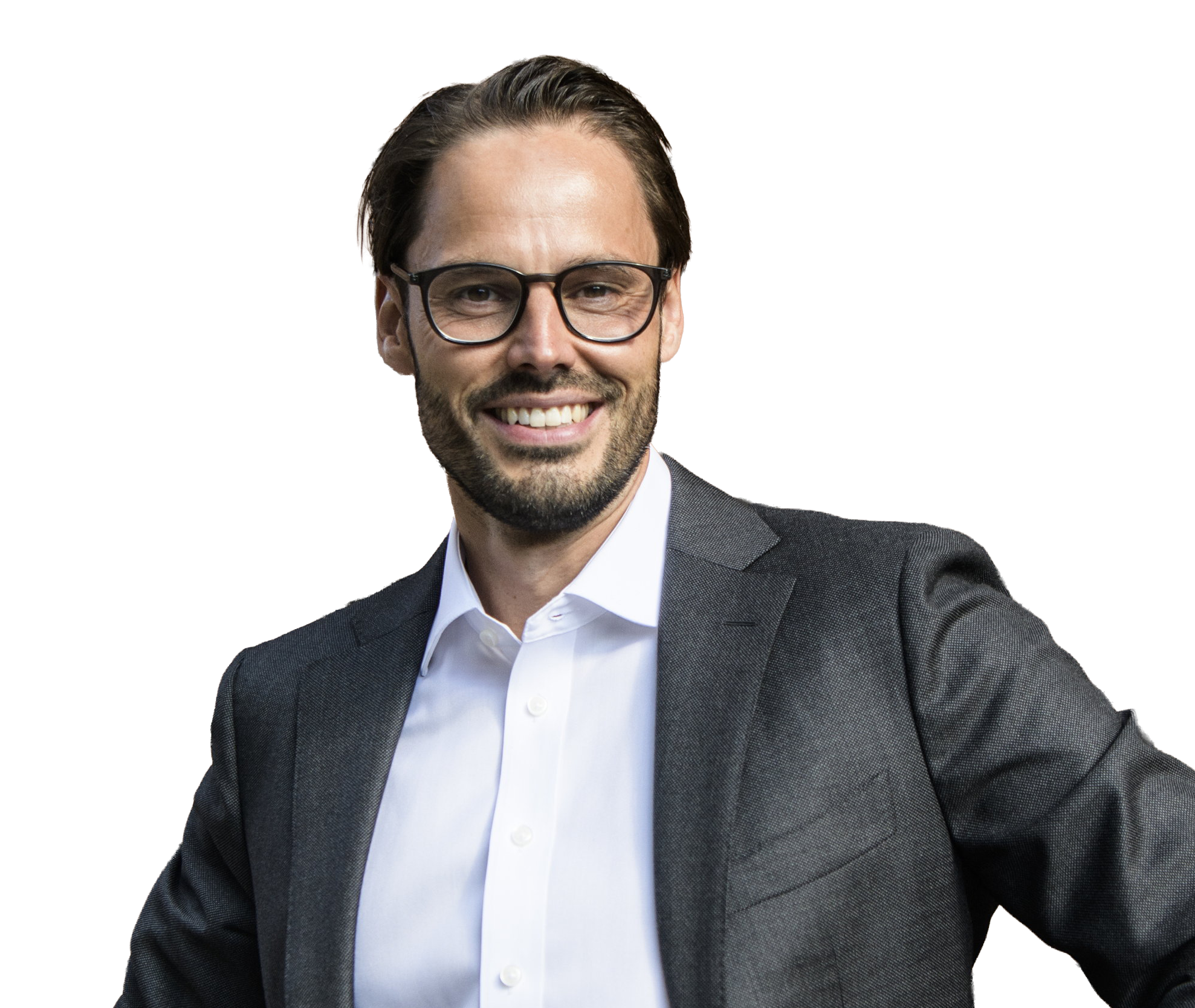 Man med glasögon och mörk kavaj över vit skjorta, ler och står mot en ljus enfärgad bakgrund.