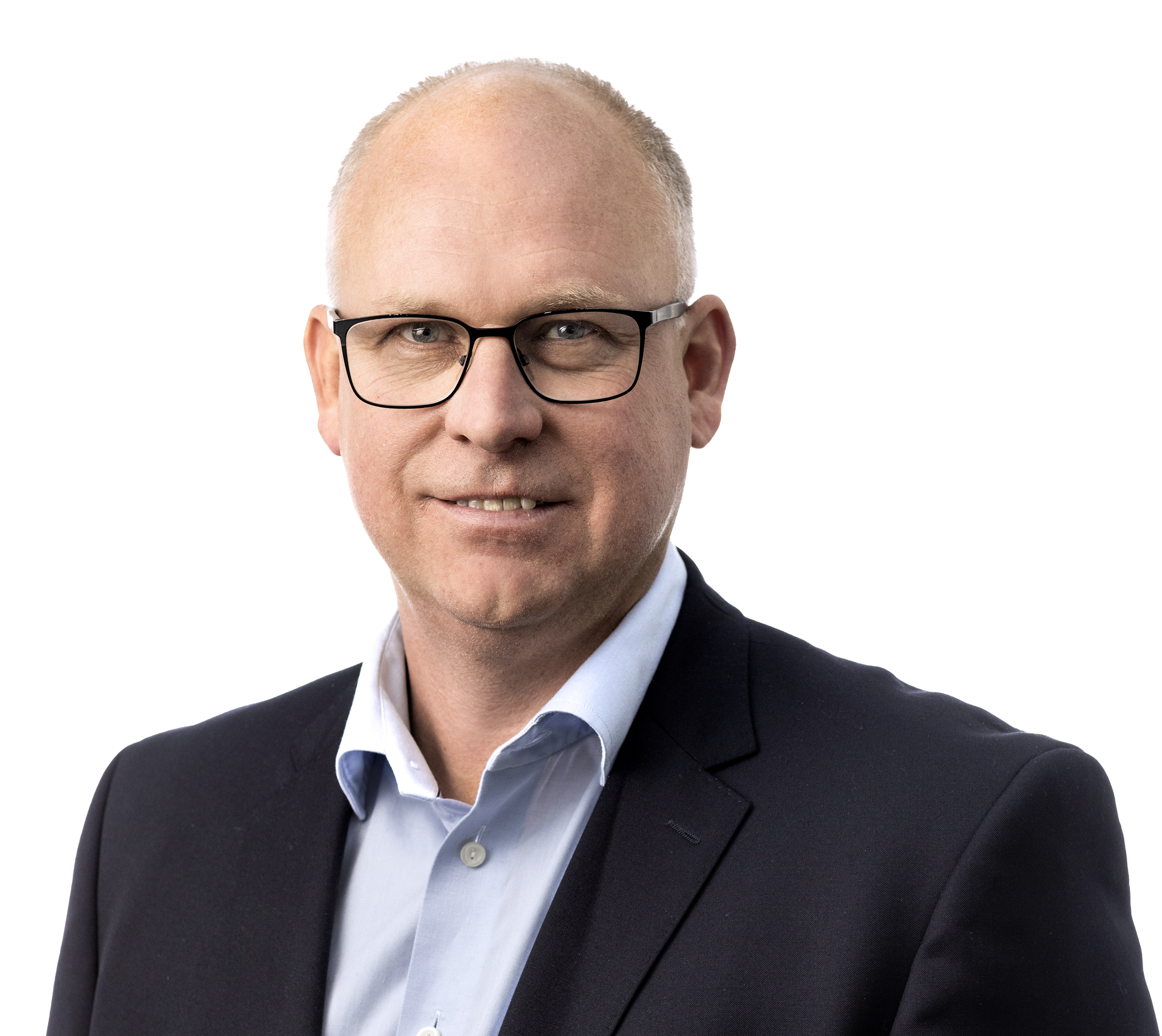 En medelålders man med glasögon, kostymjacka och ljusblå skjorta står framför en vit bakgrund.