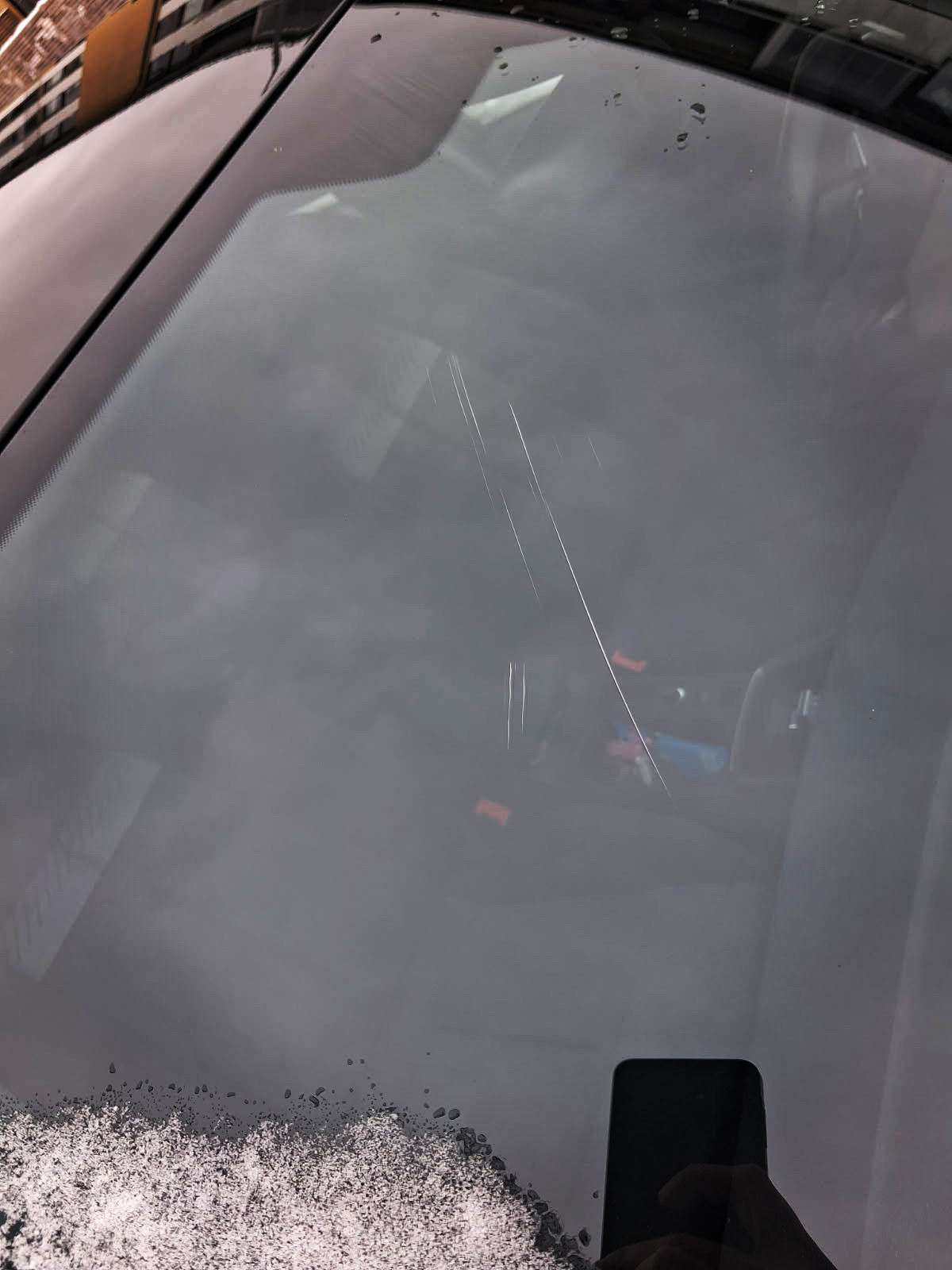 En tydlig repa på vidrutan till en bil.