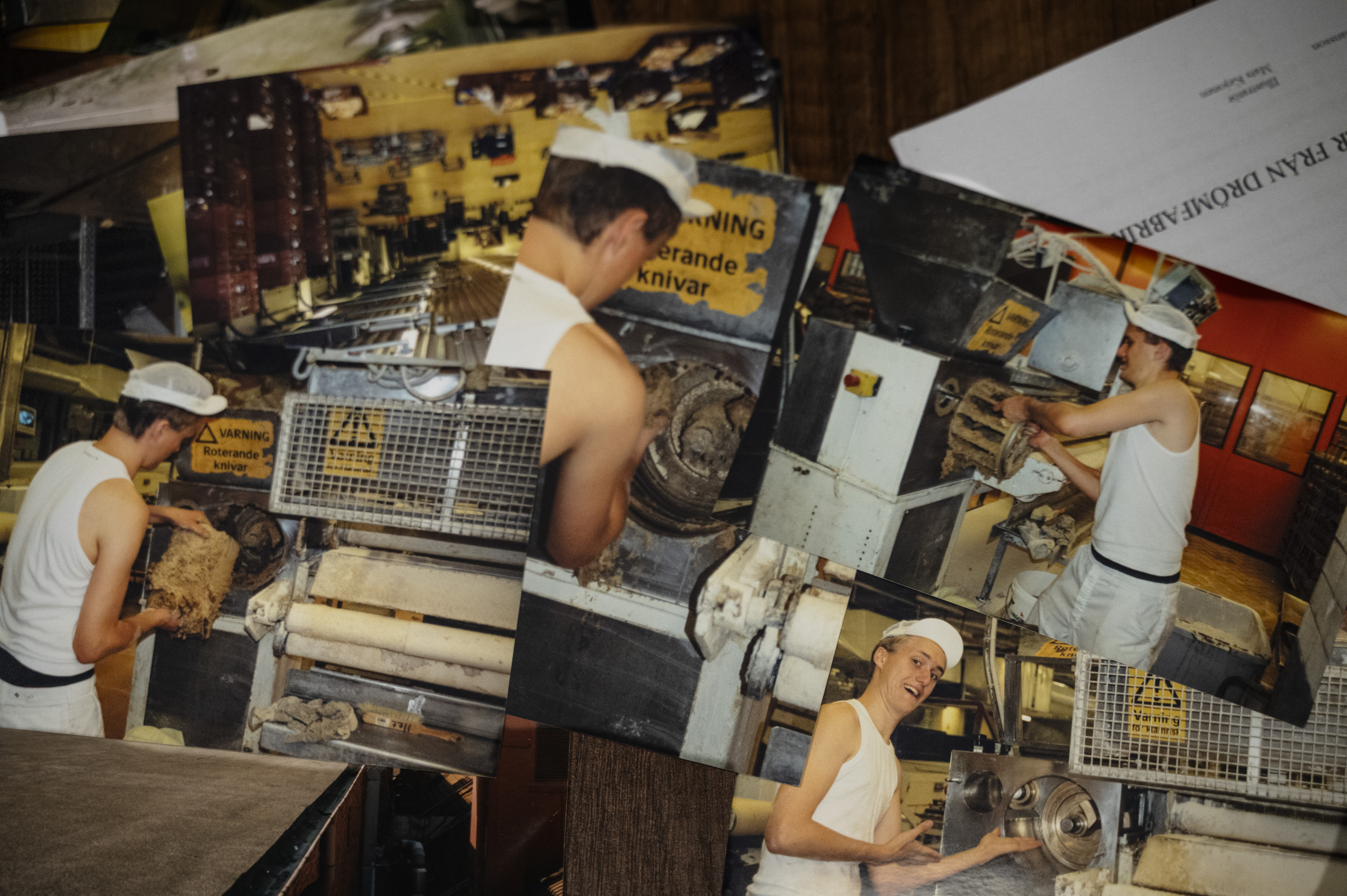Flera bilder på en person i vita kläder och hatt som arbetar med maskiner och deg i ett bageri eller industrikök.
