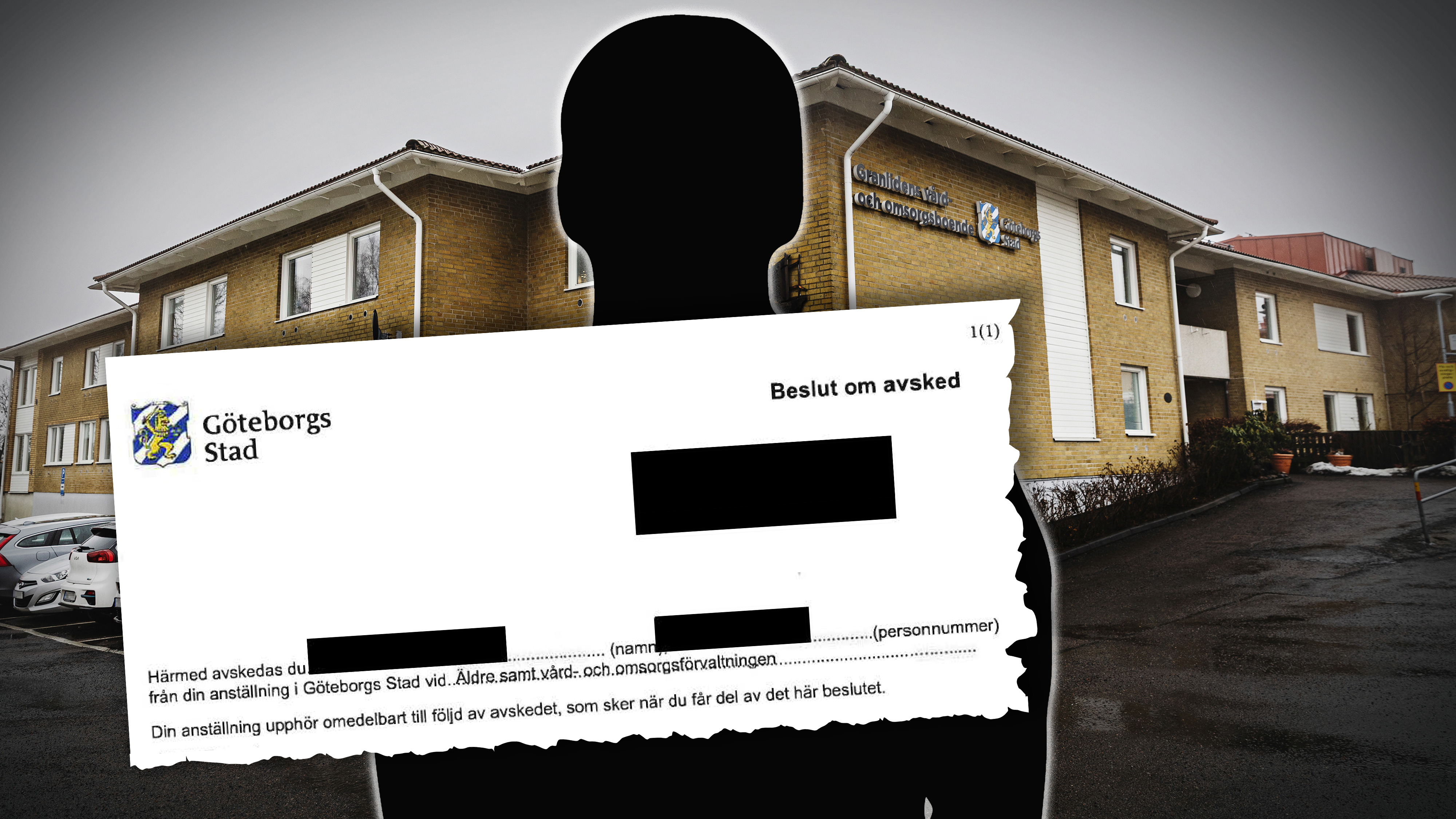 En siluett håller upp en uppsägning från Göteborgs stad framför en gul tegelbyggnad under en molnig himmel.