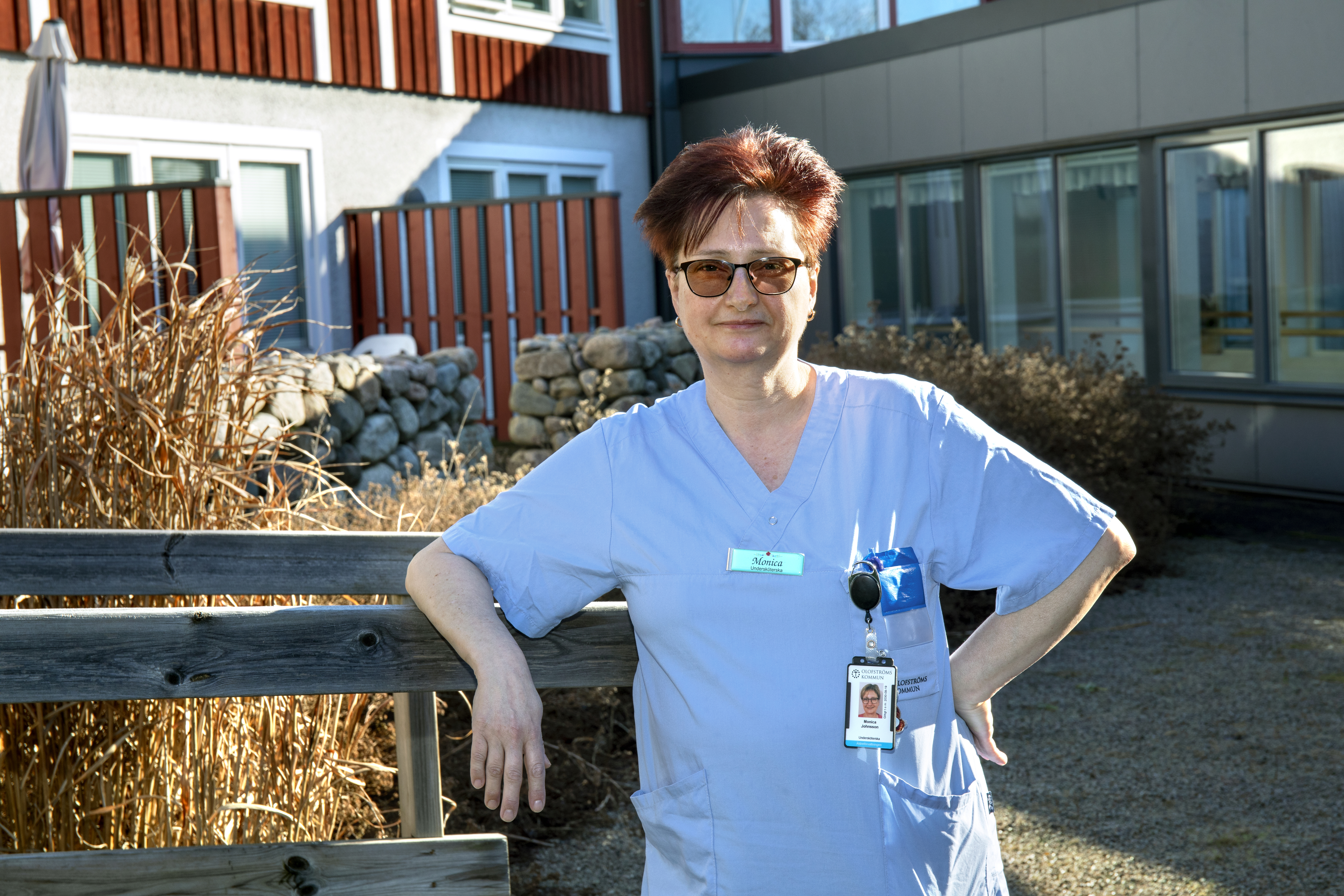 Undersköterskan Monica Johnsson i arbetskläder utomhus.