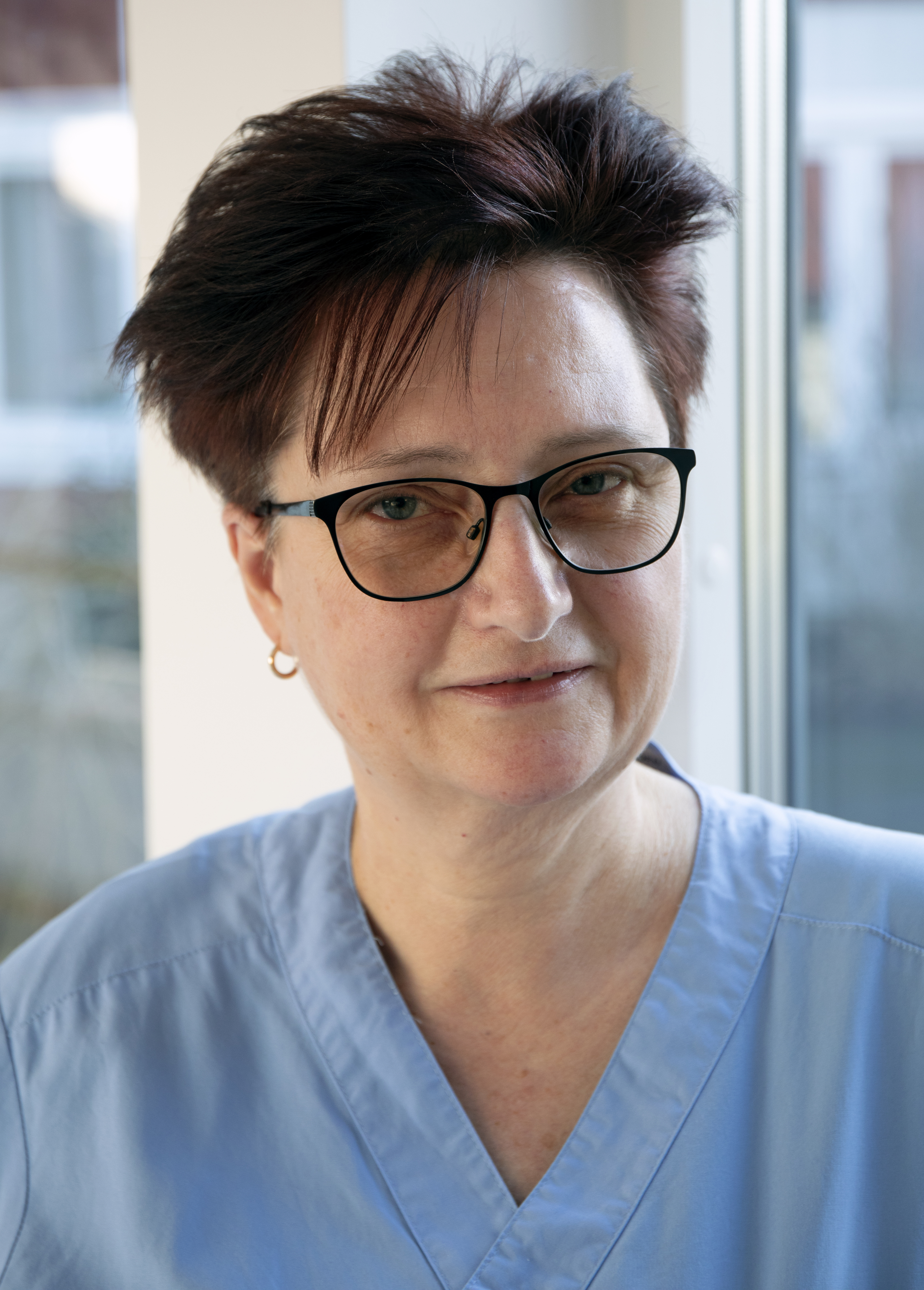 Undersköterskan Monica Johnsson i arbetskläder i vårdmiljö