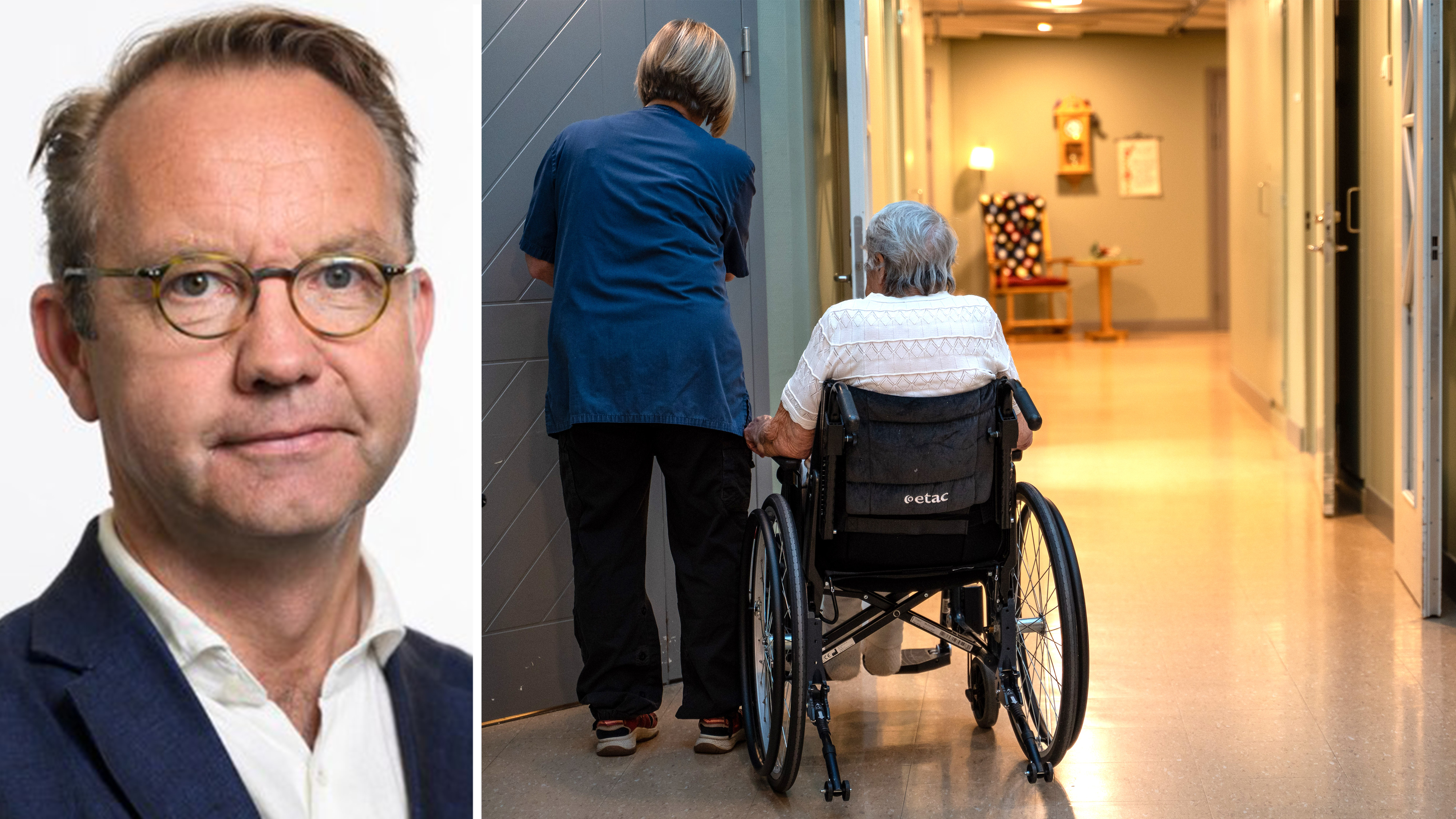En man iklädd kostym och glasögon står till vänster. Till höger hjälper en vårdare en äldre person i rullstol i korridoren.