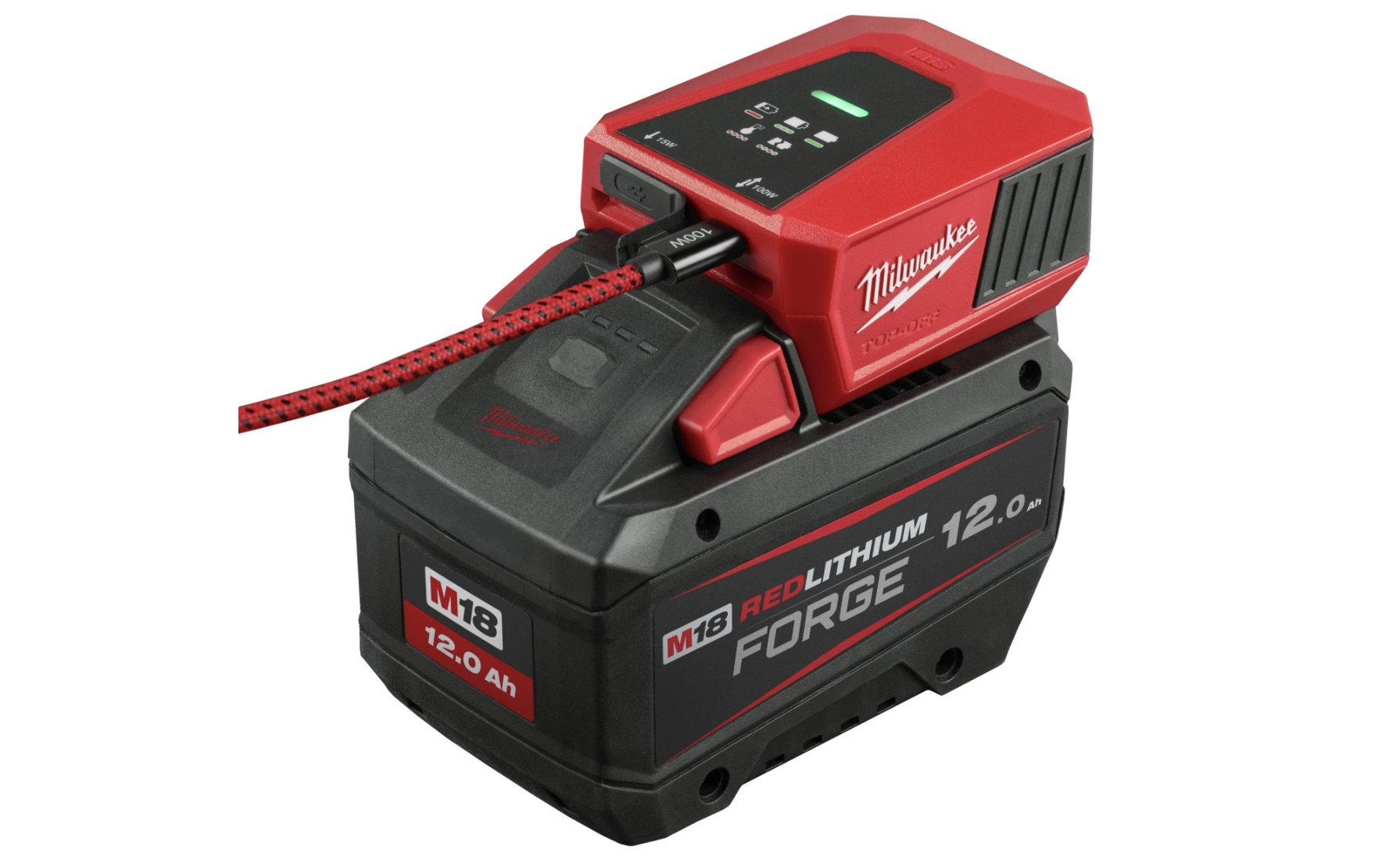Ett Milwaukee M18 REDLITHIUM FORGE 12,0 Ah batteri är anslutet till en röd laddare med indikatorlampor och synlig kabel.