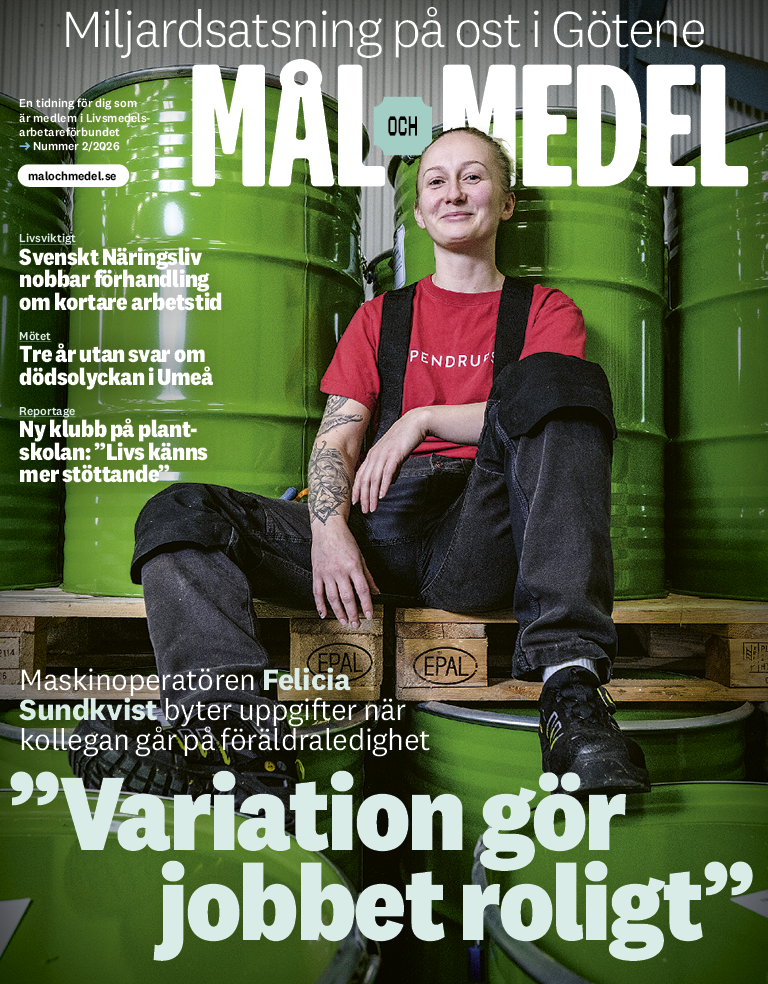 Omslag till Mål och Medel nummer 2 2026. En nöjd kvinna i röd tröja sitter på pallar med gröna metalltunnor.