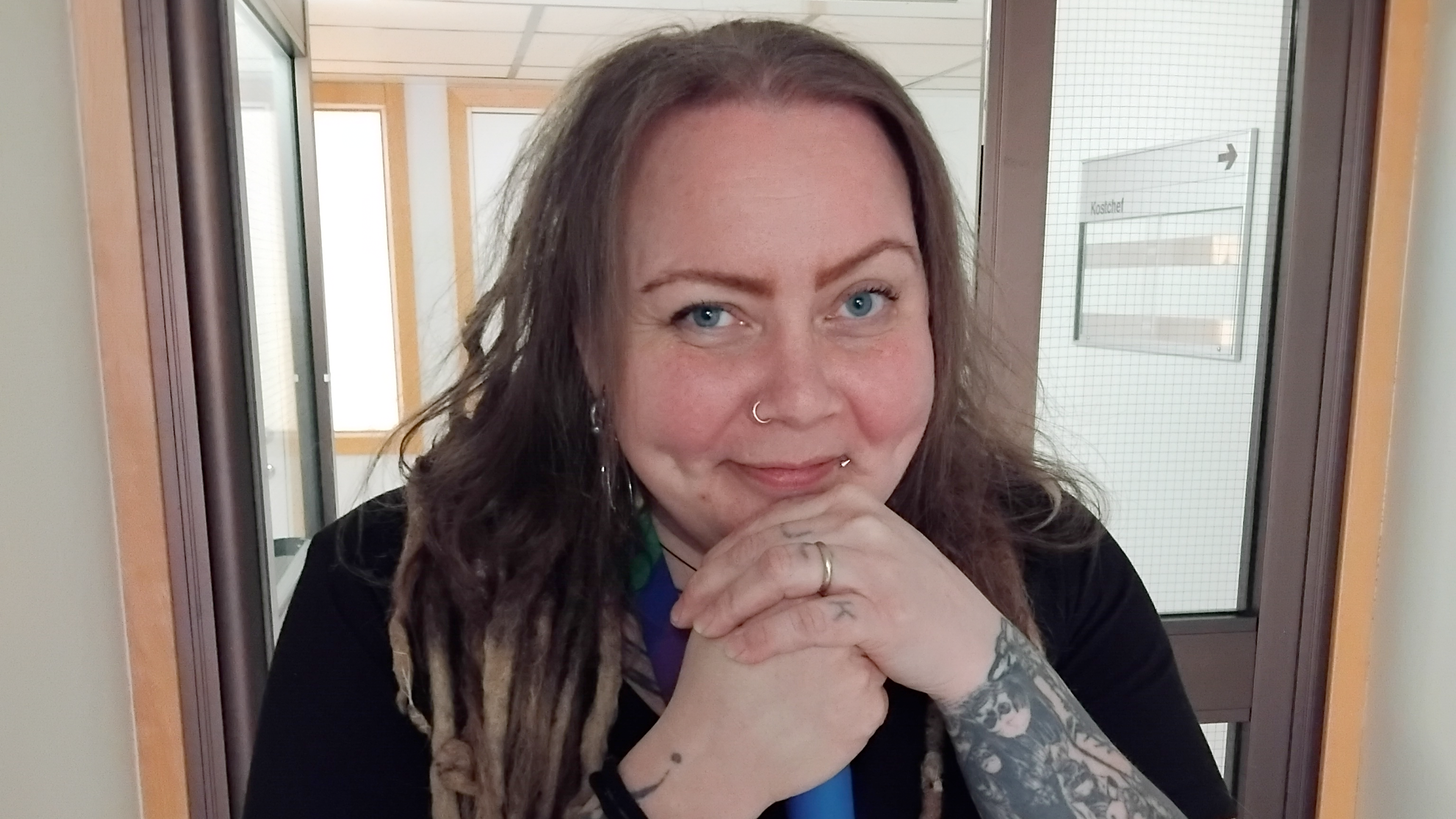 Marie Vasponi Björkman i arbetskläder inomhus.