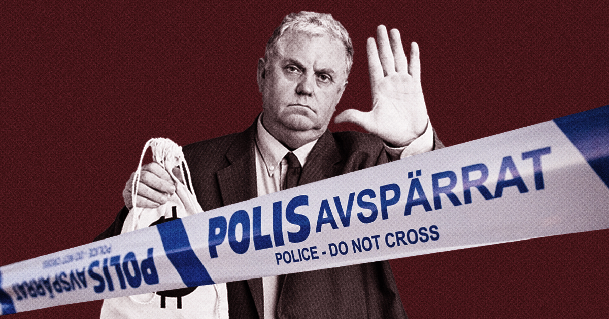 En man i kostym håller upp handen bakom blåvit "POLIS AVSPÄRRAT"-tejp mot en enfärgad vinröd bakgrund.