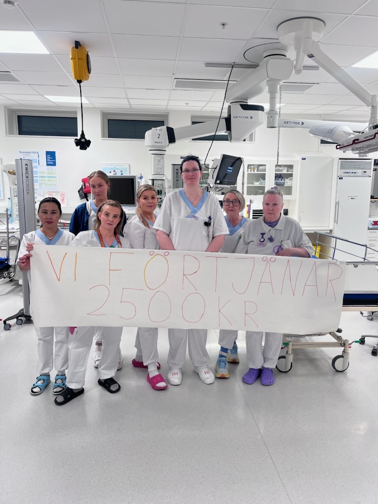 En samling undersköterskor med en skylt där det står "Vi förtjänar också 2500 kronor"