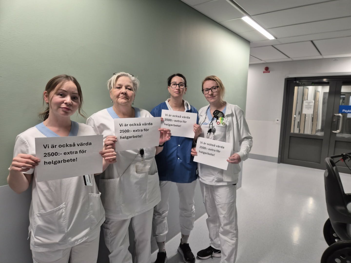 En grupp vårdanställda hållandes skyltar med texten "Vi är också värda 2 500 kronor extra för helgarbete".