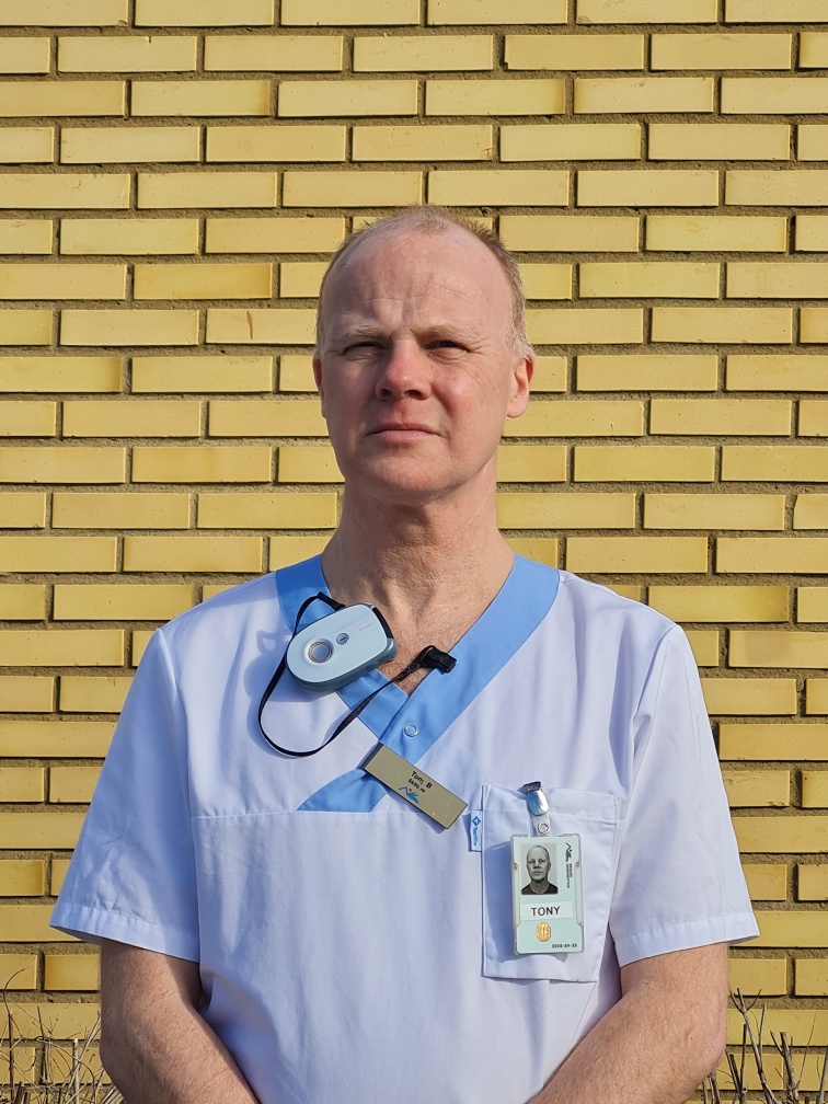 Tony Berglund i arbetskläder utomhus